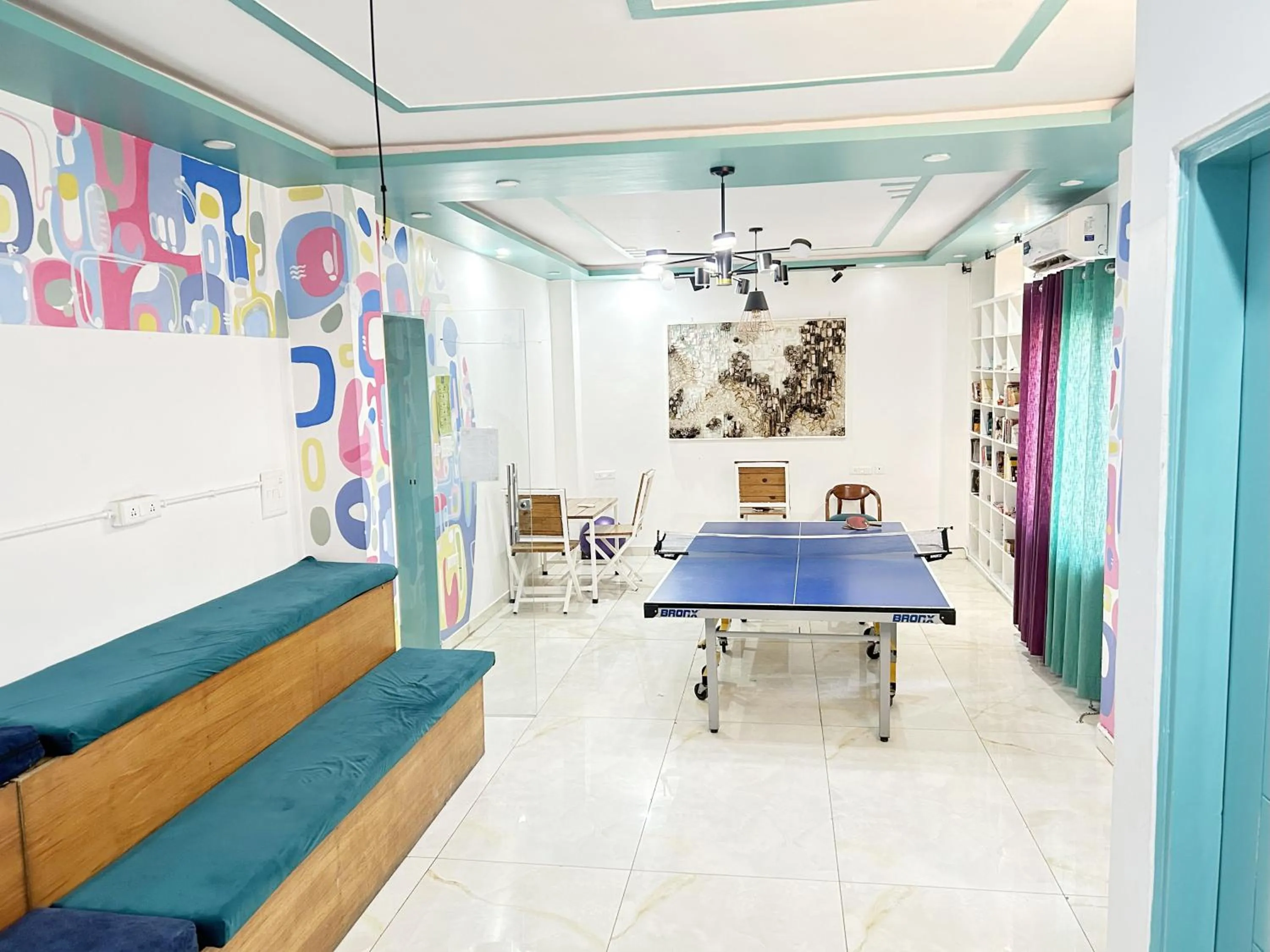 Communal lounge/ TV room in Trippme Rishikesh - Boutique Hostel, Tapovan