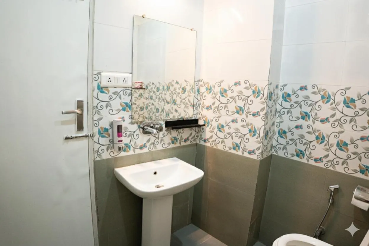 Bathroom in Trippme Rishikesh - Boutique Hostel, Tapovan