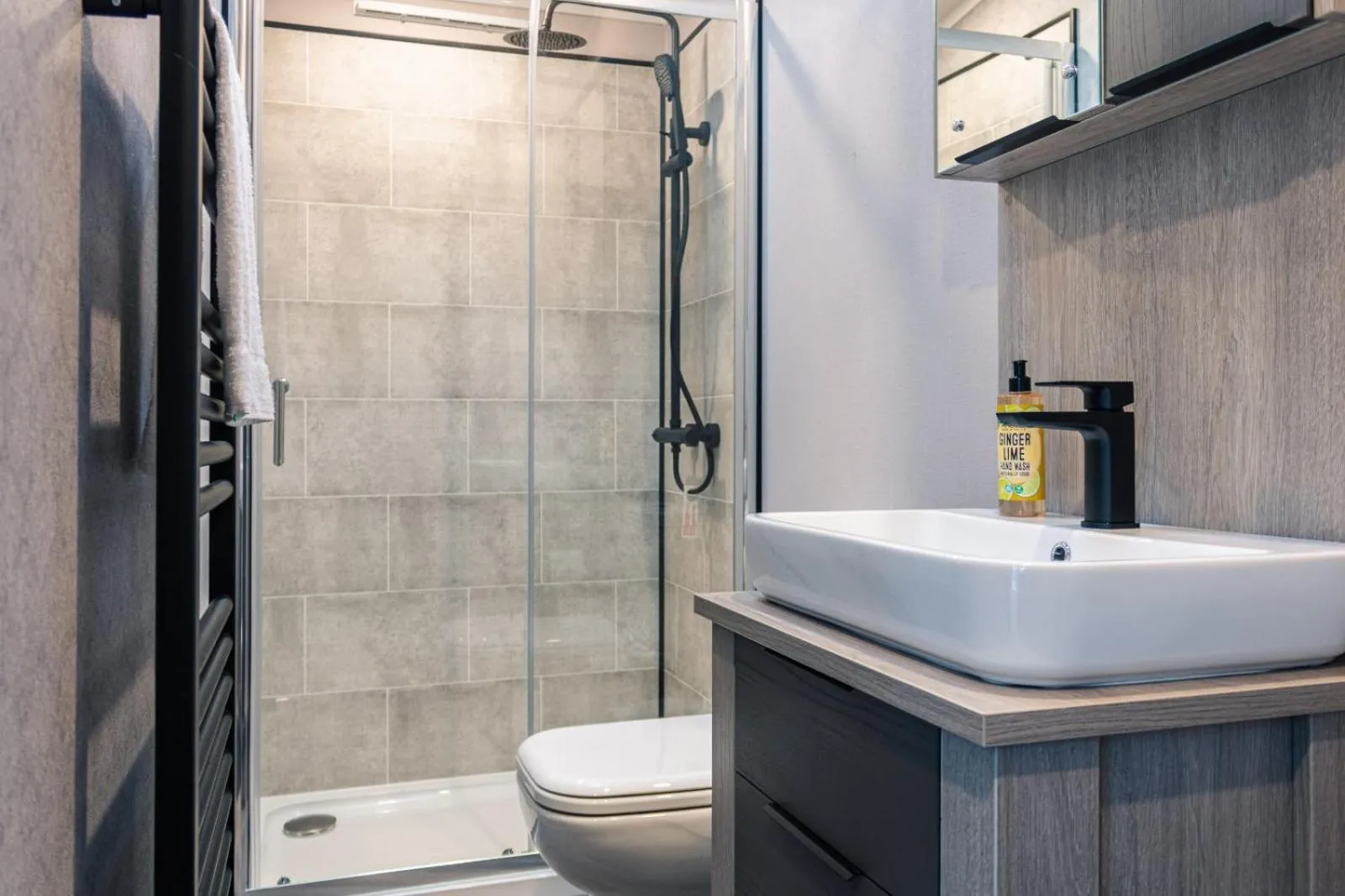 Bathroom in JJs Lodge Lakewood