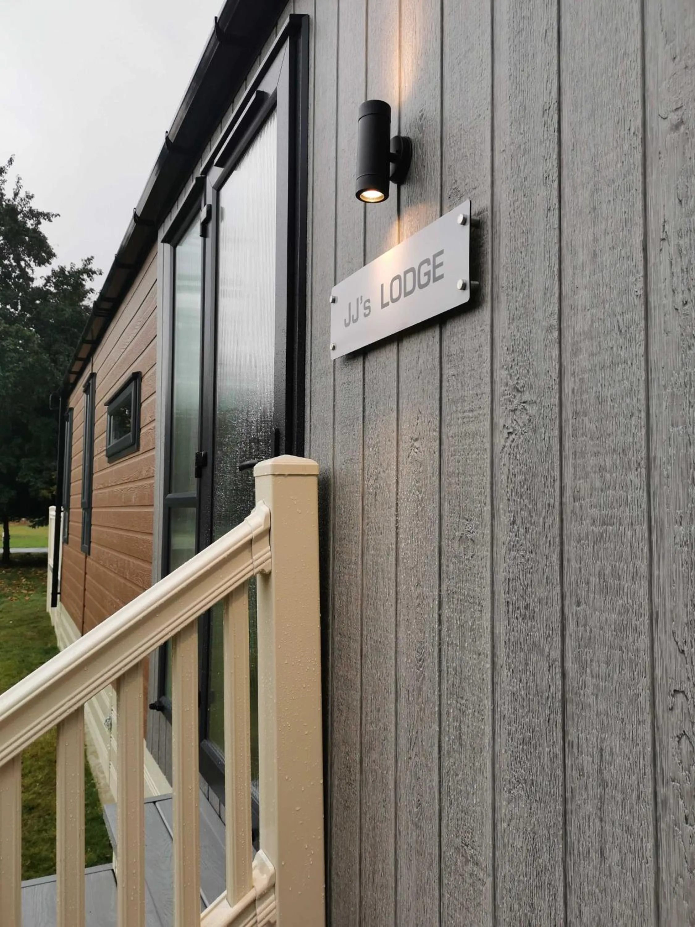 Facade/entrance in JJs Lodge Lakewood