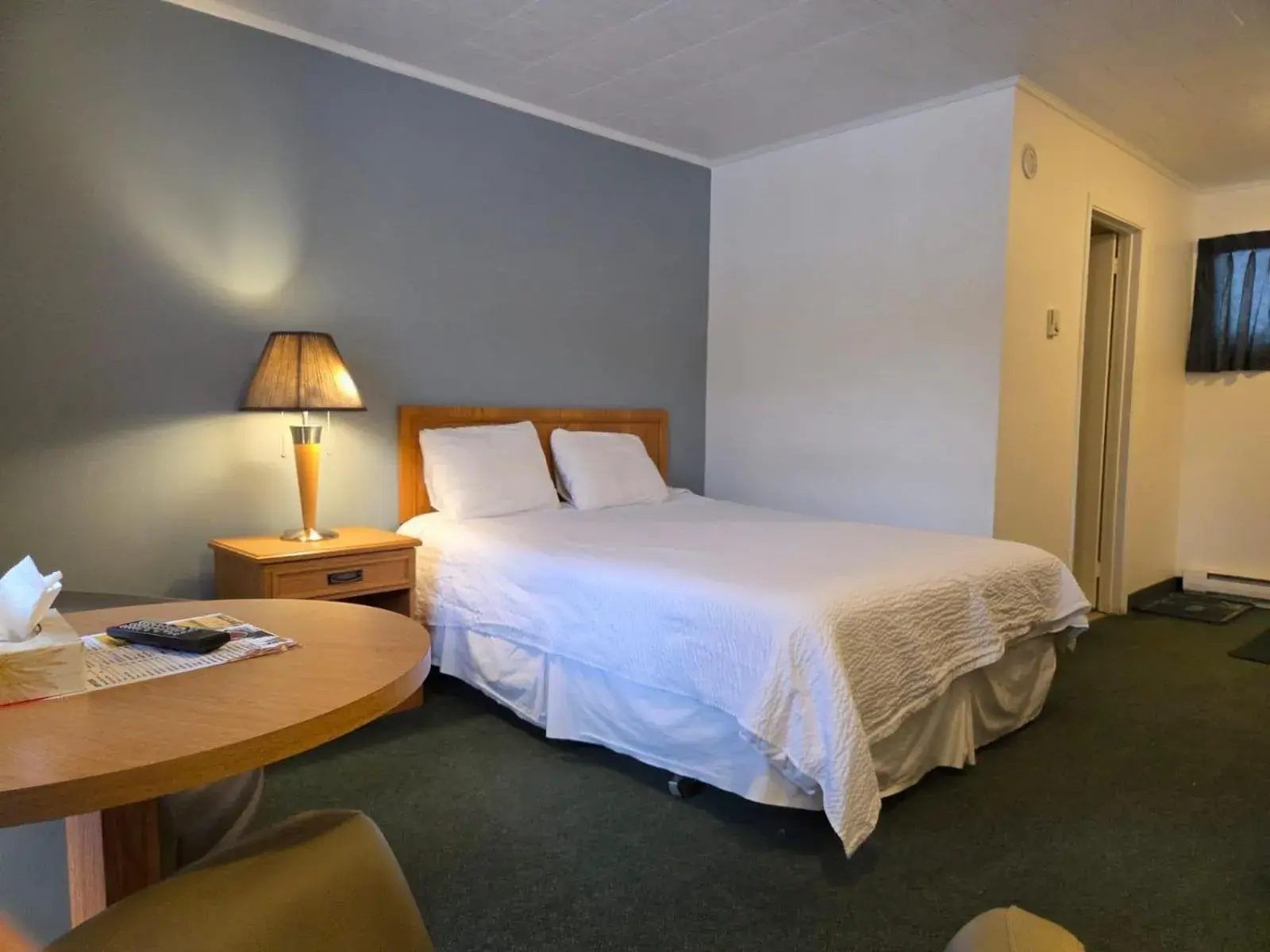 Standard Queen Room in Valois Motel & Restaurant Standard Queen Room in Valois Motel & Restaurant