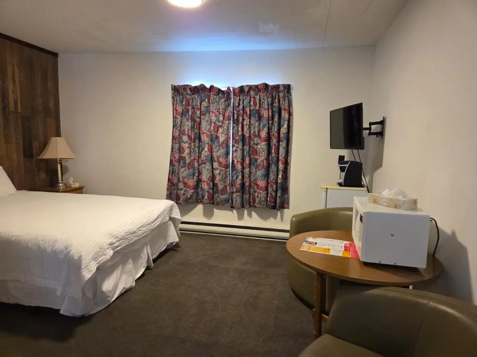 Standard Queen Room in Valois Motel & Restaurant Standard Queen Room in Valois Motel & Restaurant