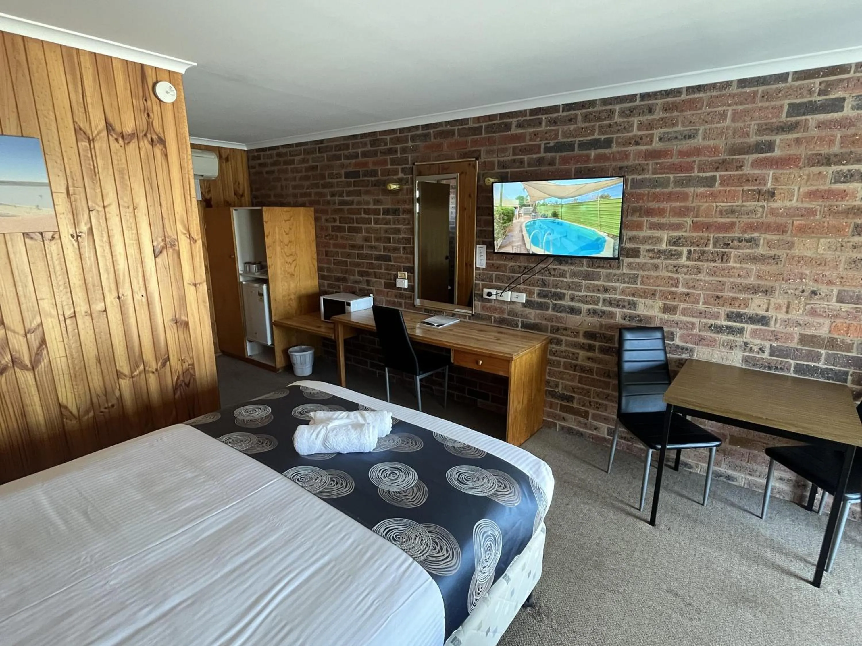 TV and multimedia, Bed in Barham Riverland Motel