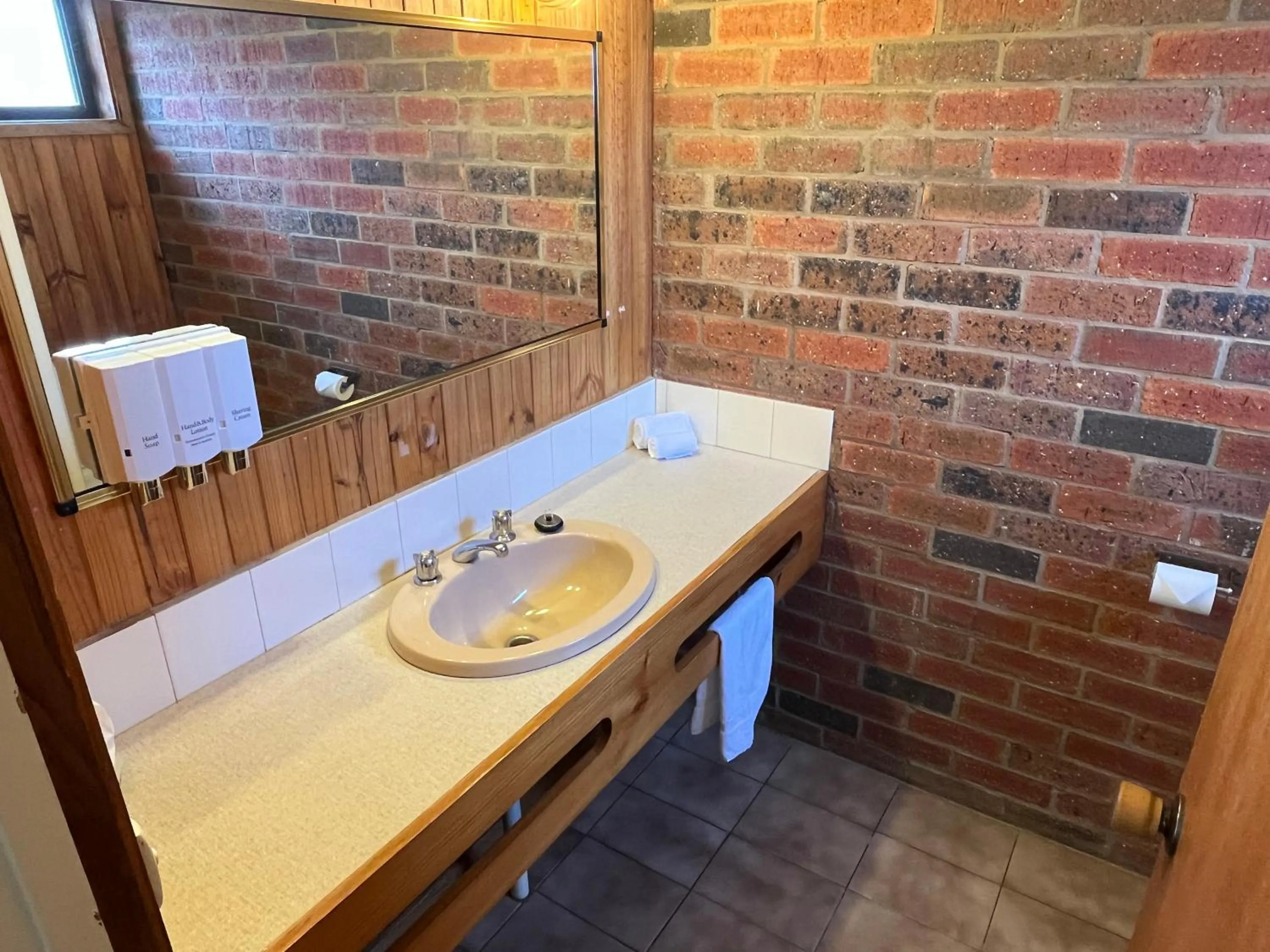 Bathroom in Barham Riverland Motel