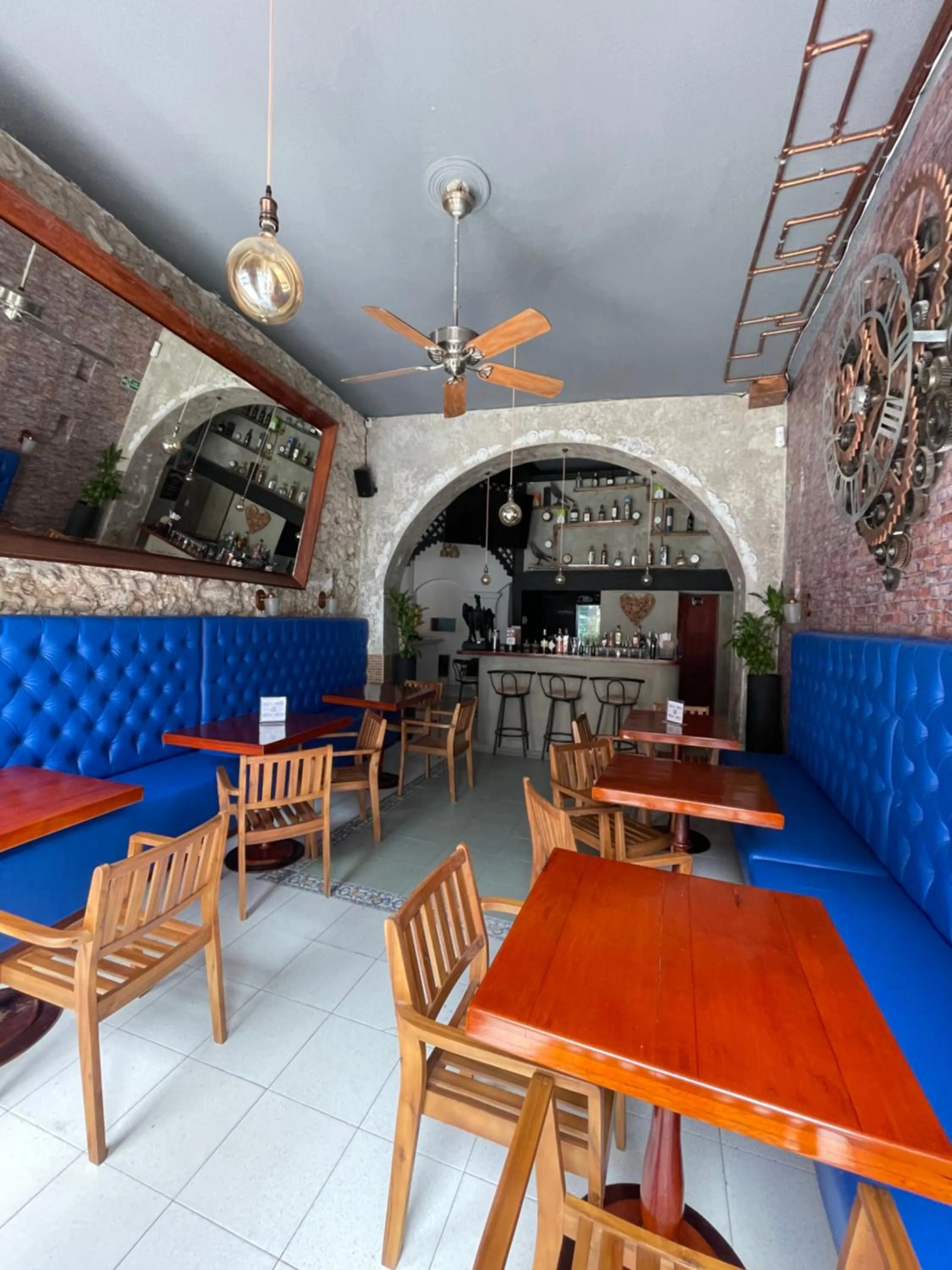 Restaurant/places to eat in Hotel Mangata