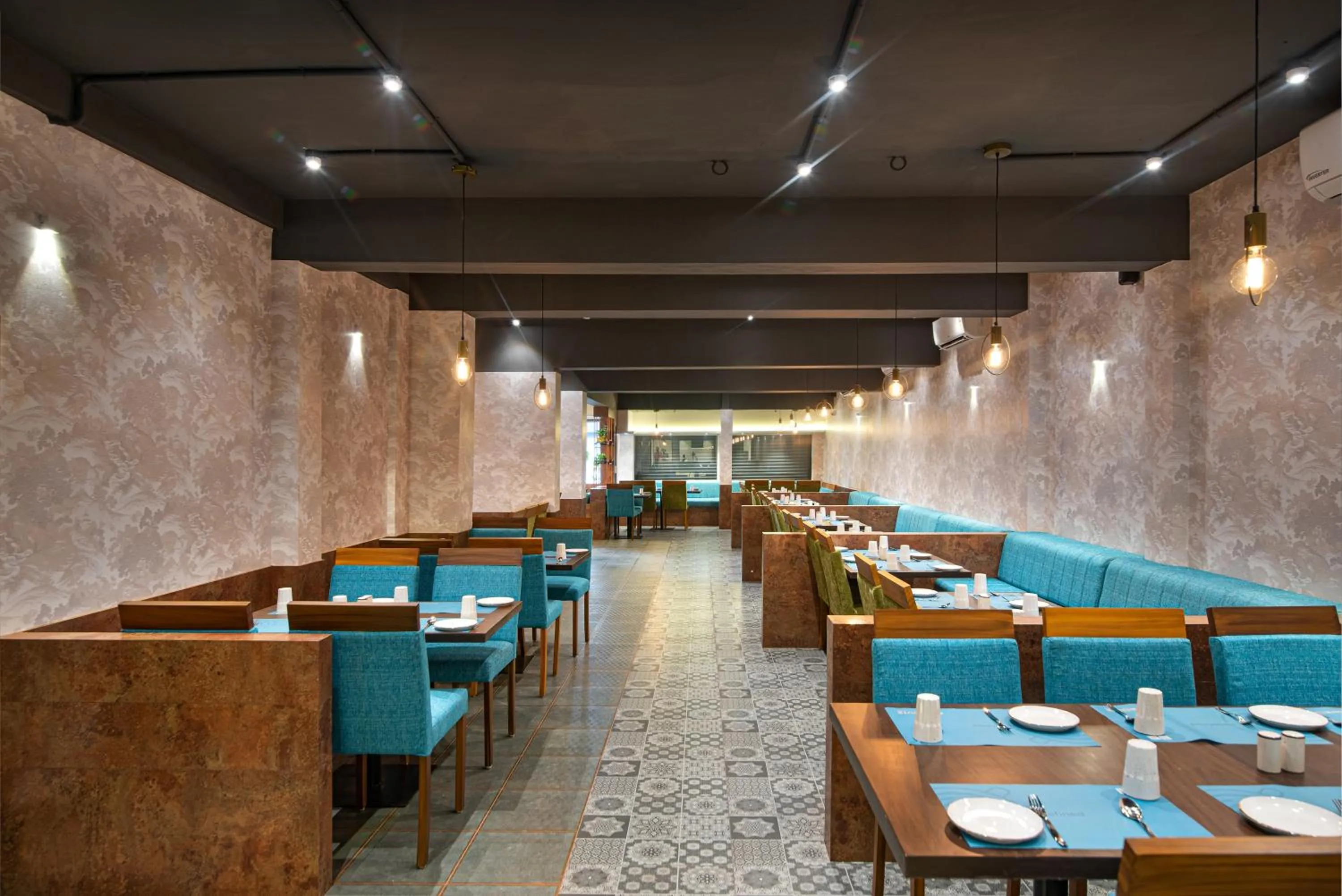 Restaurant/places to eat in Time Square Boutique Hotel & Spa