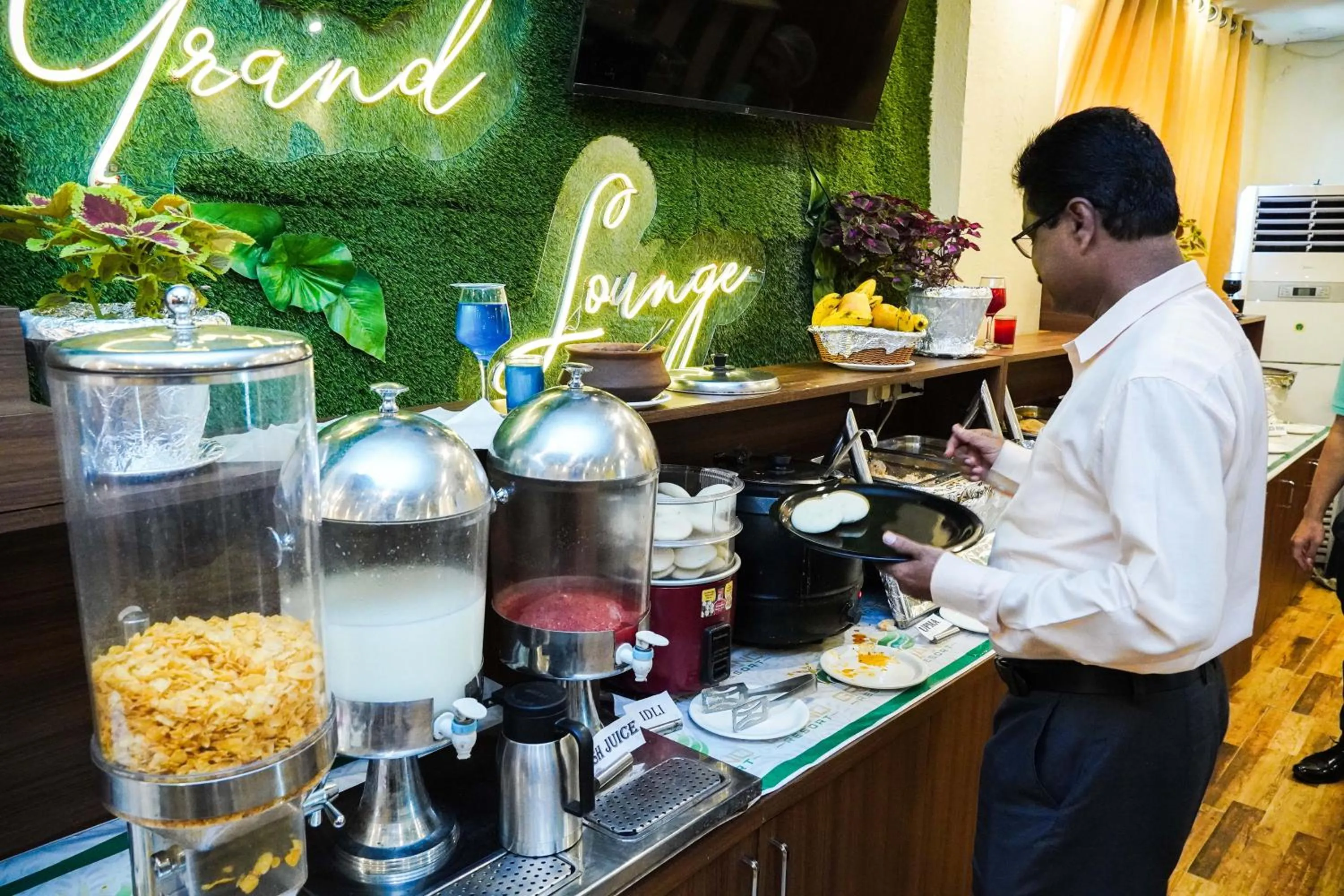 Restaurant/places to eat in Grand Resort