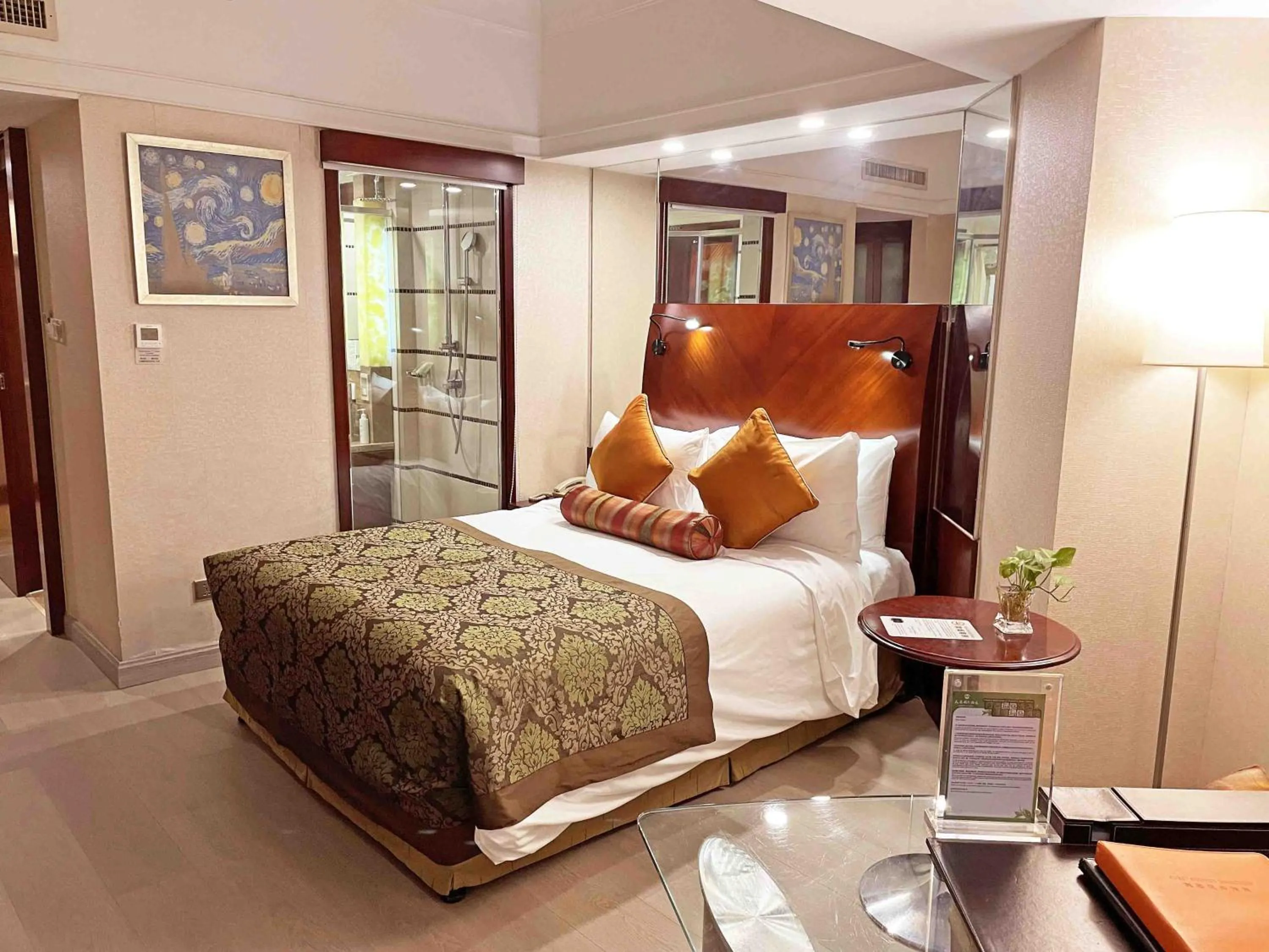 Bed in Merry Hotel Shanghai (Former Rendezvous Merry Hotel Shanghai)