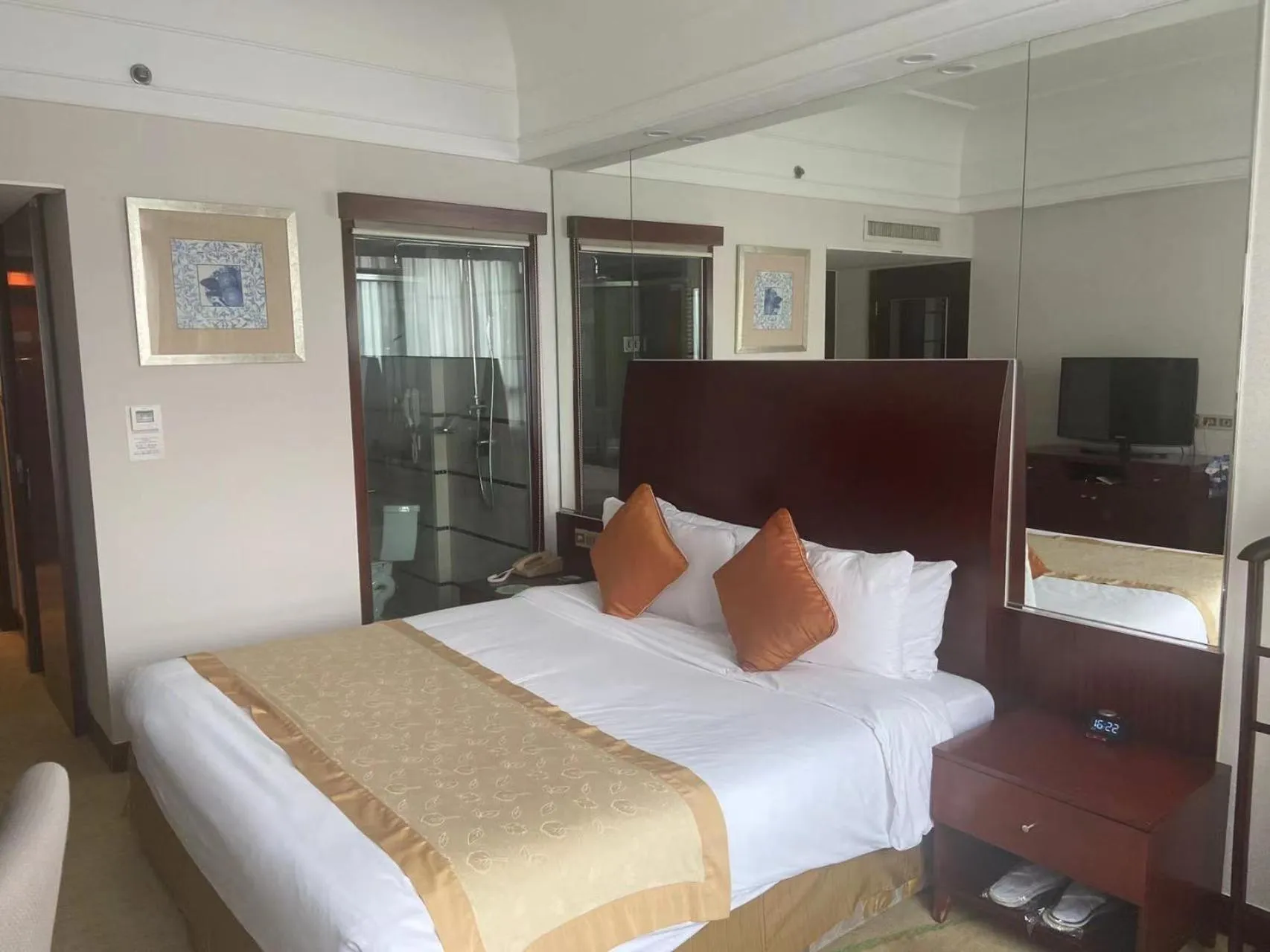 Bed in Merry Hotel Shanghai (Former Rendezvous Merry Hotel Shanghai)