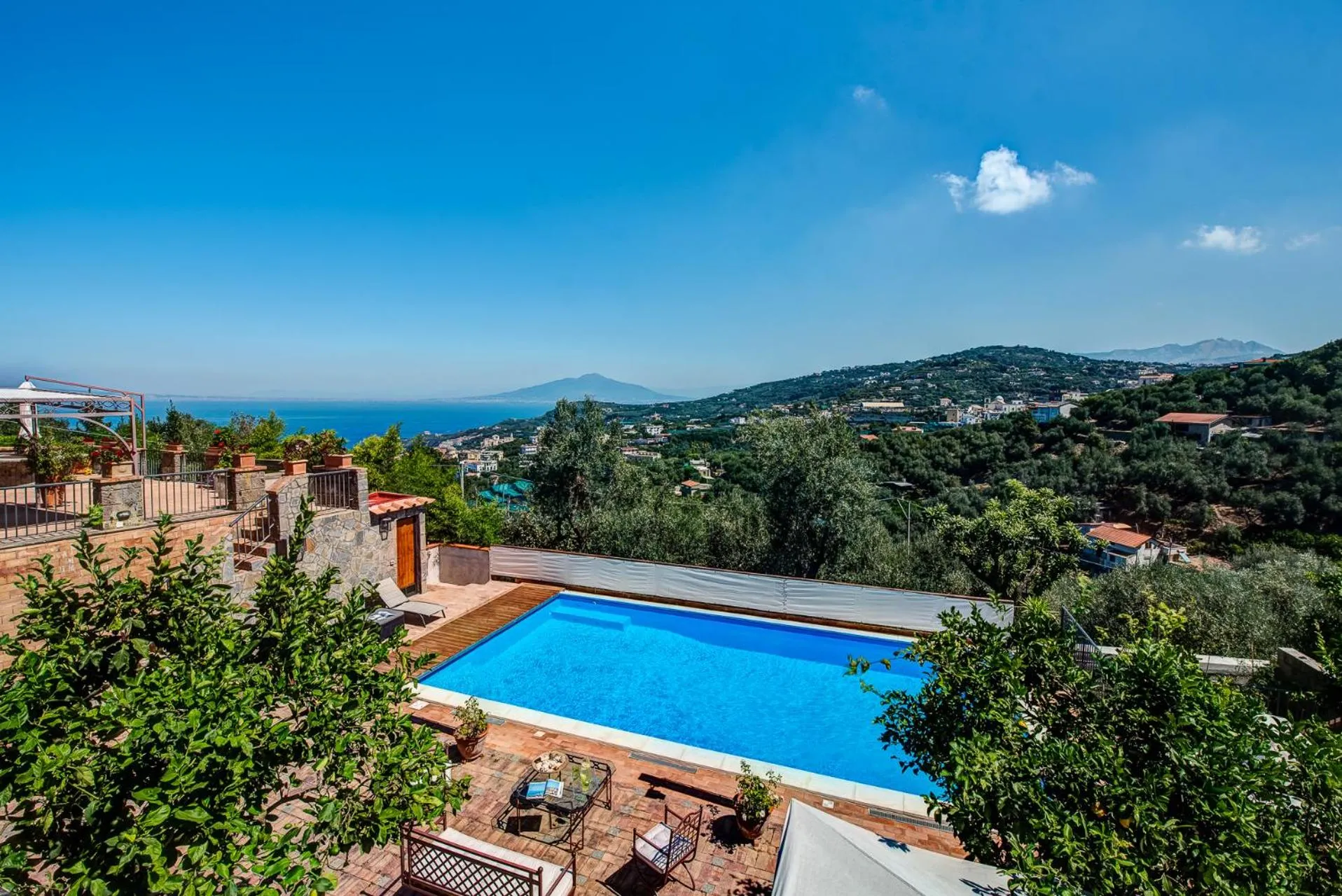 Swimming pool in Country Lemonvilla