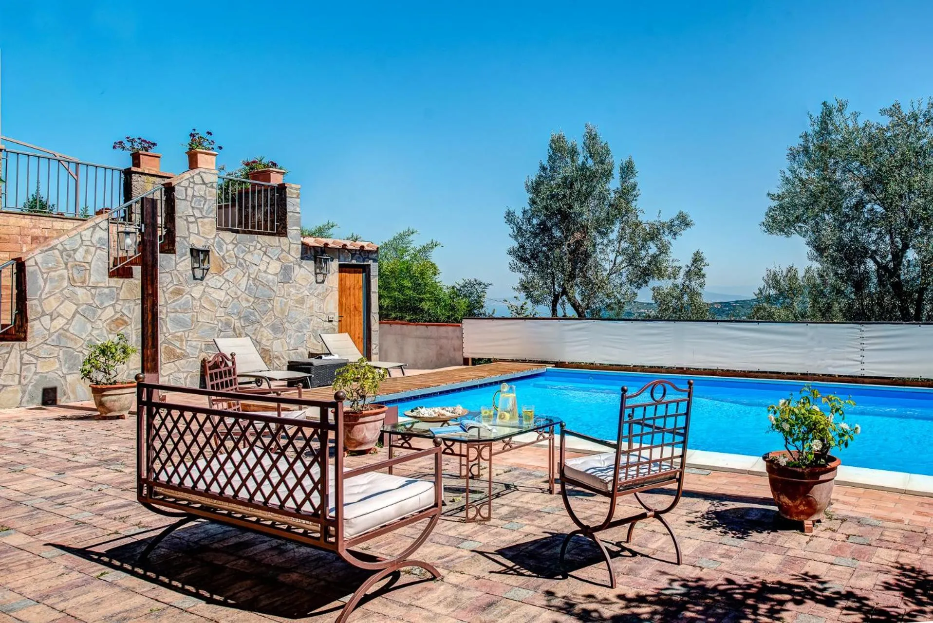 Swimming pool in Country Lemonvilla
