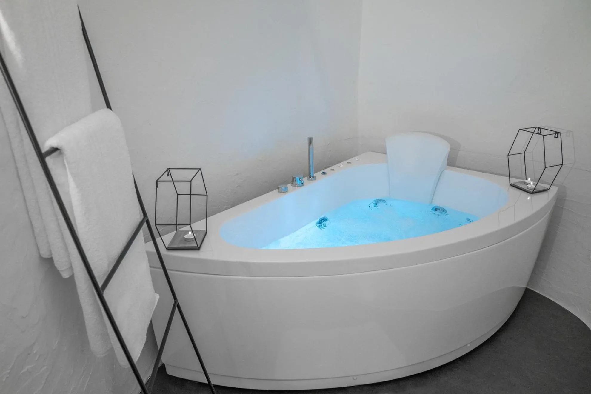 Hot Tub in La Bella Ostuni Suites