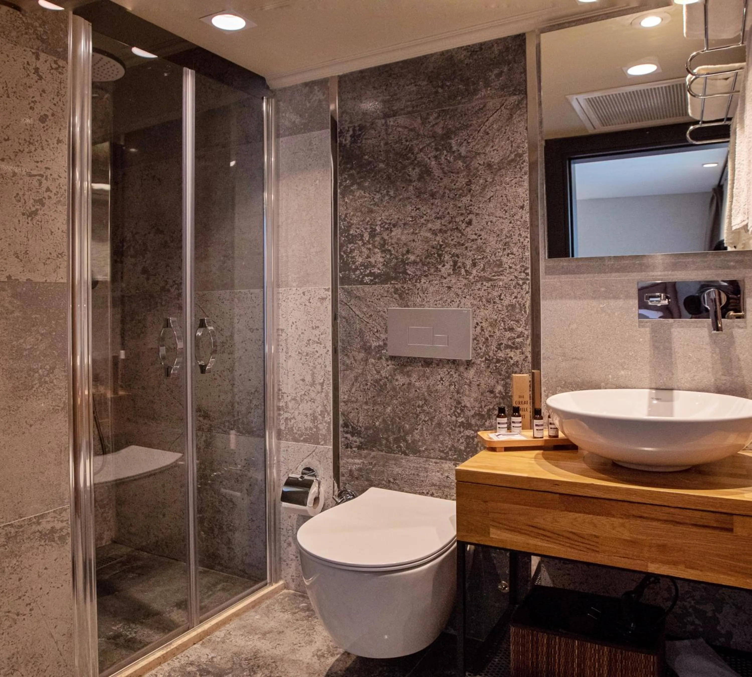 Shower in Root Karaköy