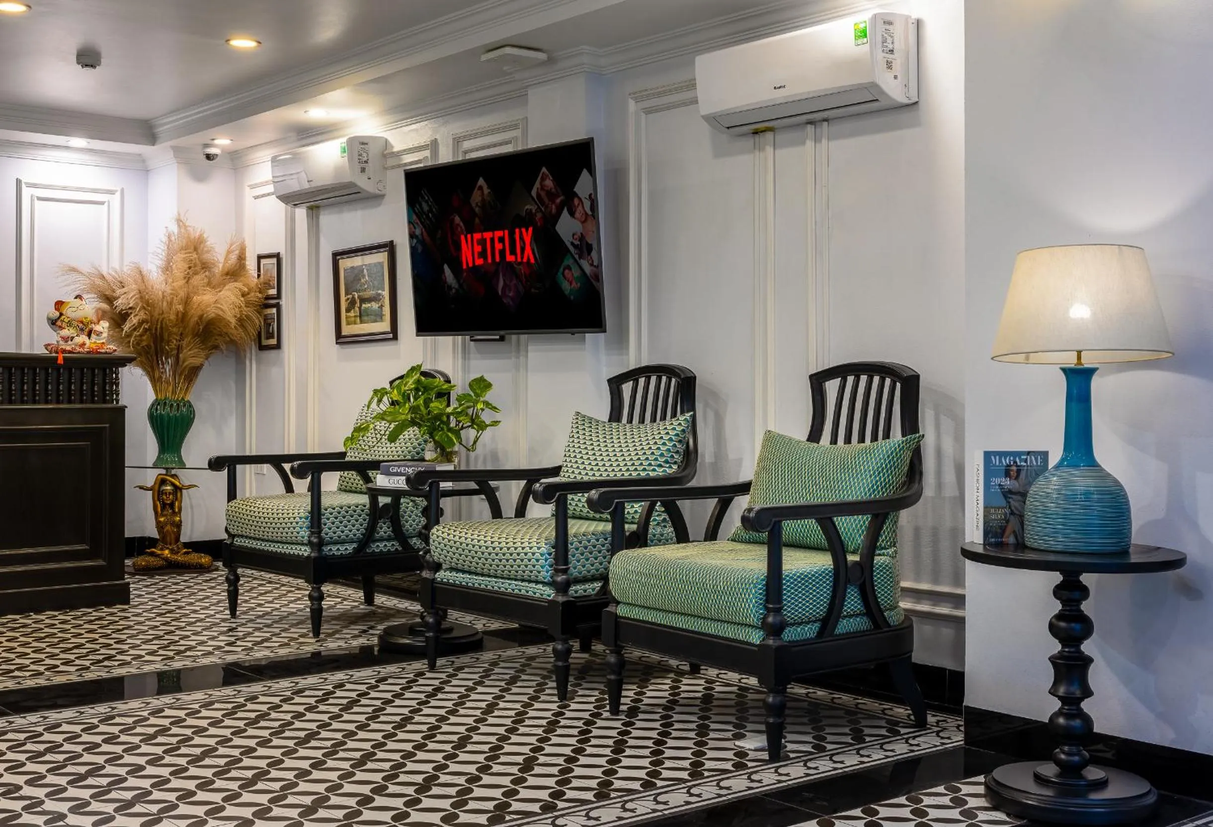 Communal lounge/ TV room in Paddy Hotel