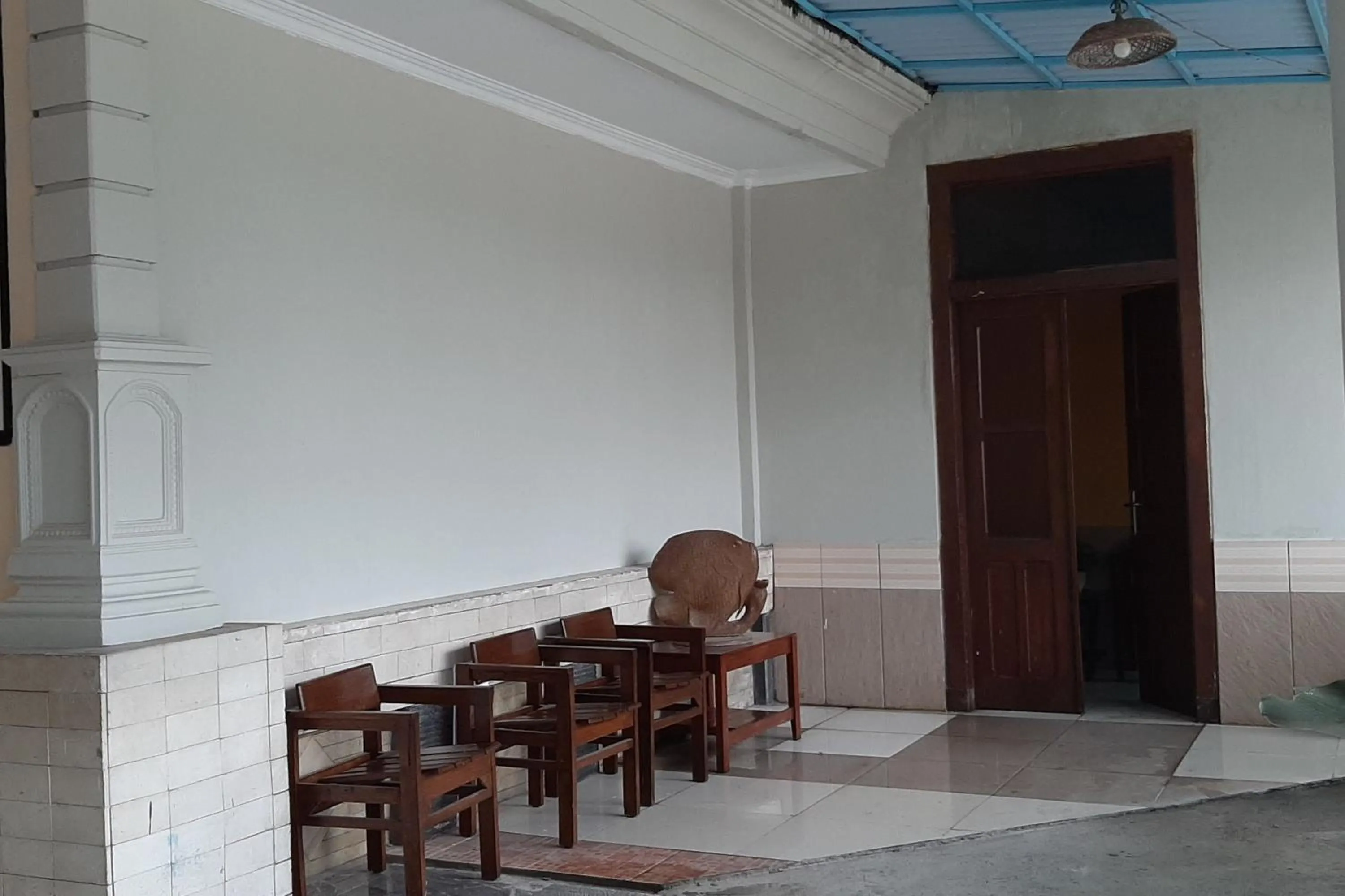 Seating area in RedDoorz At Hotel Pakem Sari Kaliurang