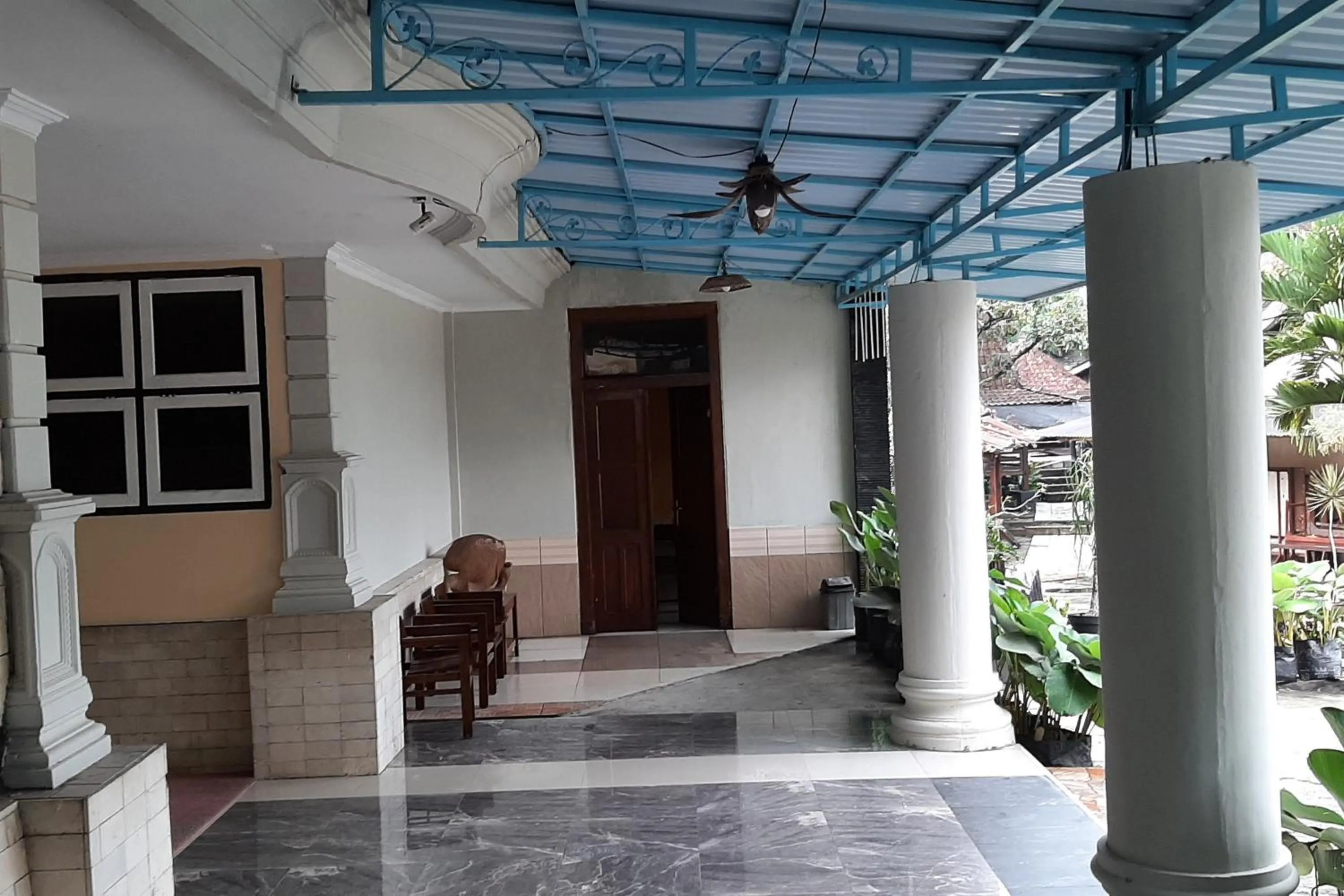 Seating area in RedDoorz At Hotel Pakem Sari Kaliurang