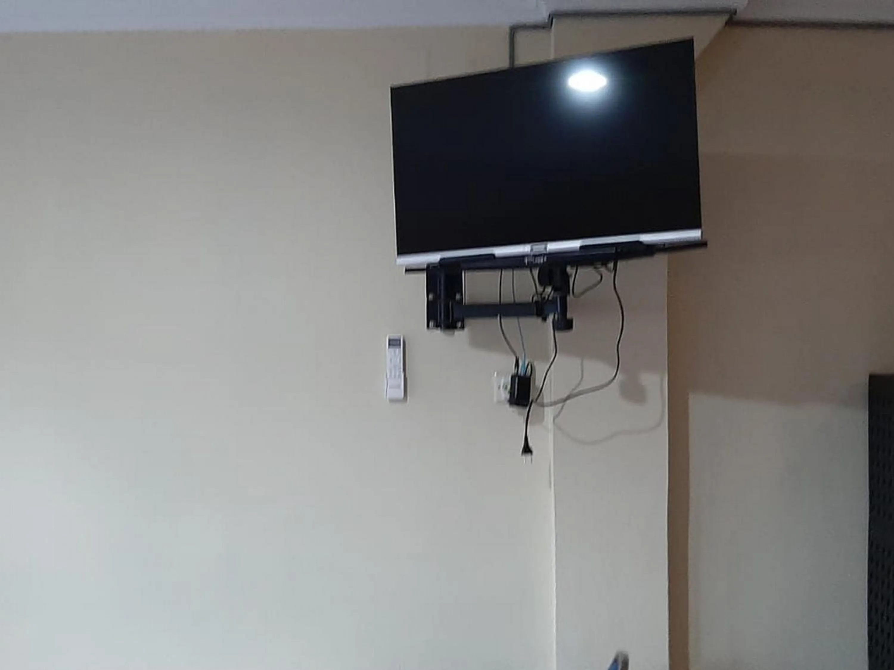 TV and multimedia in RedDoorz At Hotel Pakem Sari Kaliurang