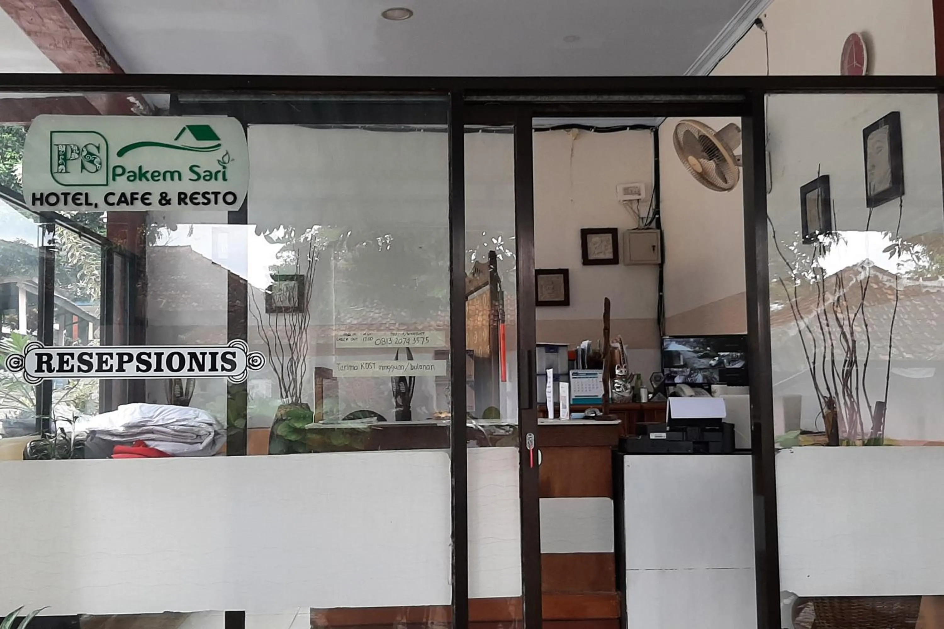 Lobby or reception in RedDoorz At Hotel Pakem Sari Kaliurang