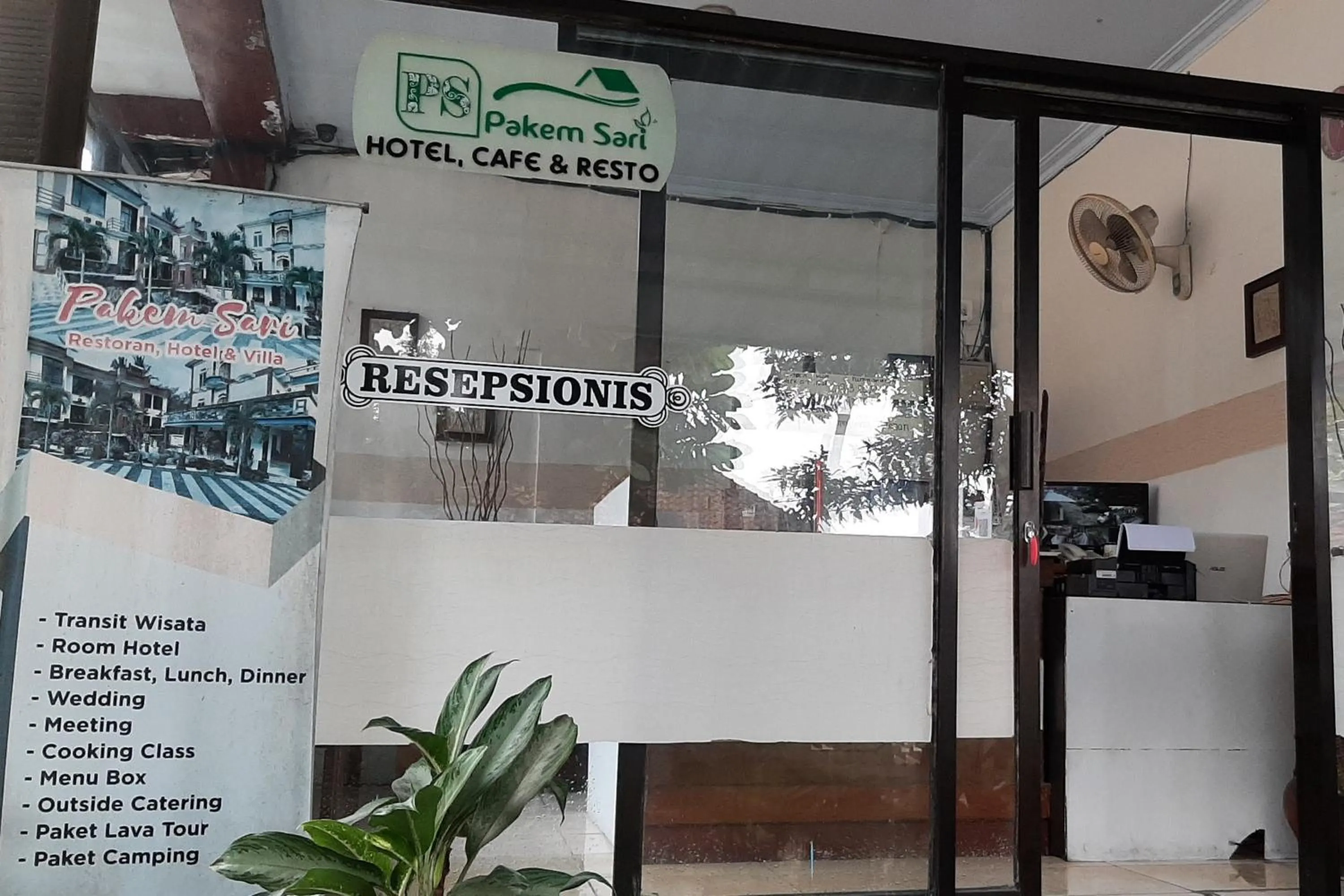 Lobby or reception in RedDoorz At Hotel Pakem Sari Kaliurang