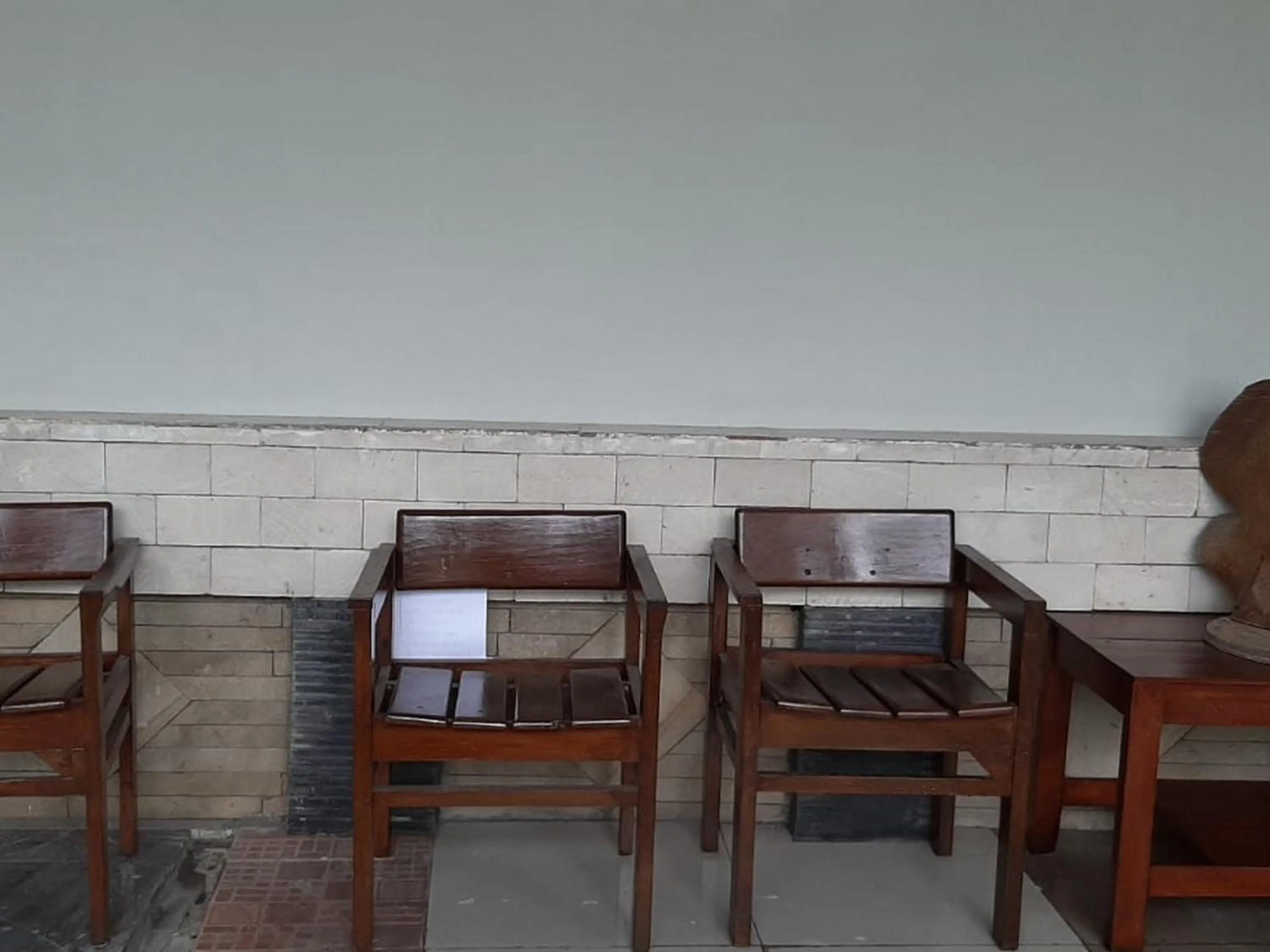 Seating area in RedDoorz At Hotel Pakem Sari Kaliurang