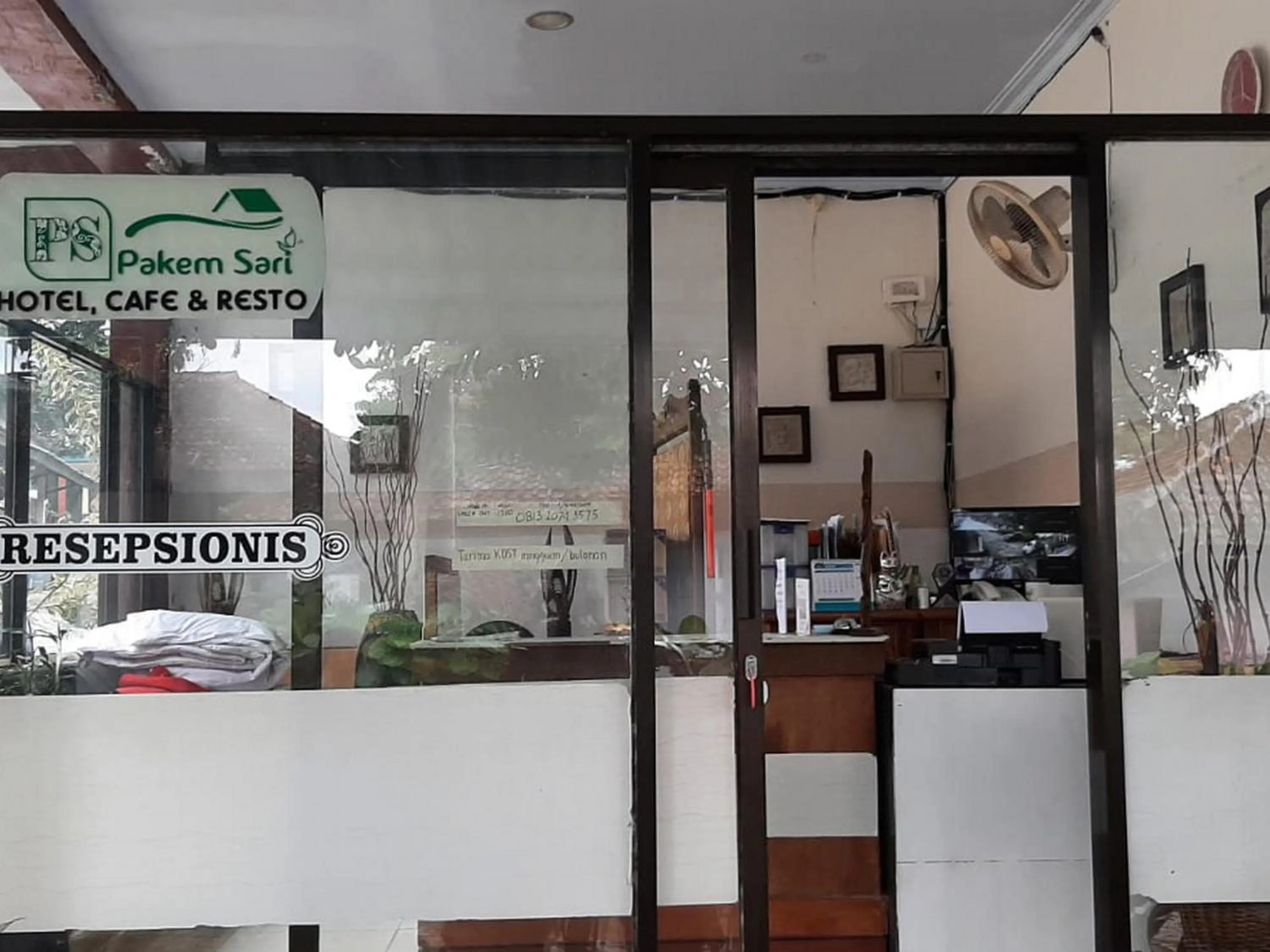 Lobby or reception in RedDoorz At Hotel Pakem Sari Kaliurang