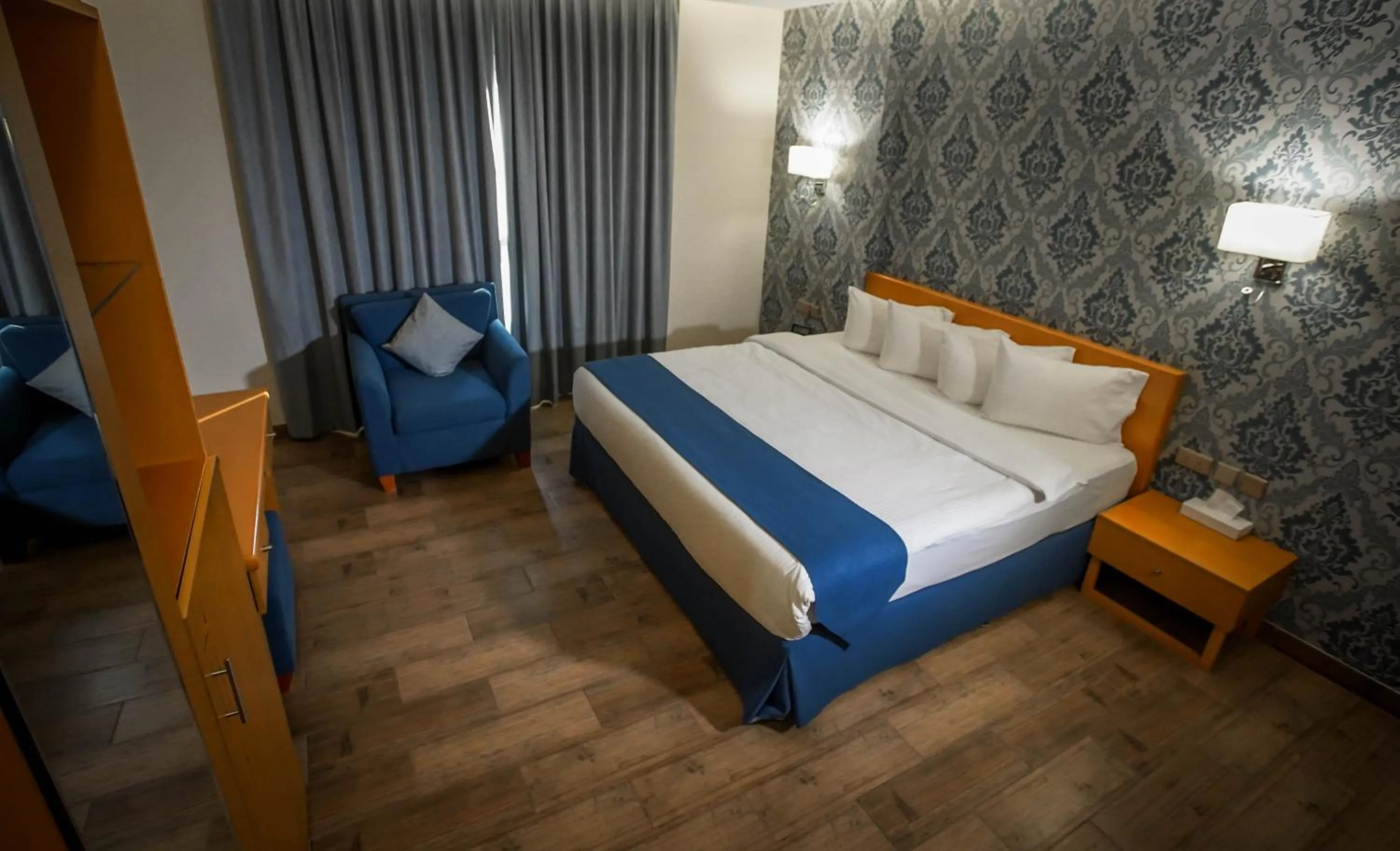 Bedroom, Bed in Sama Muscat Hotel