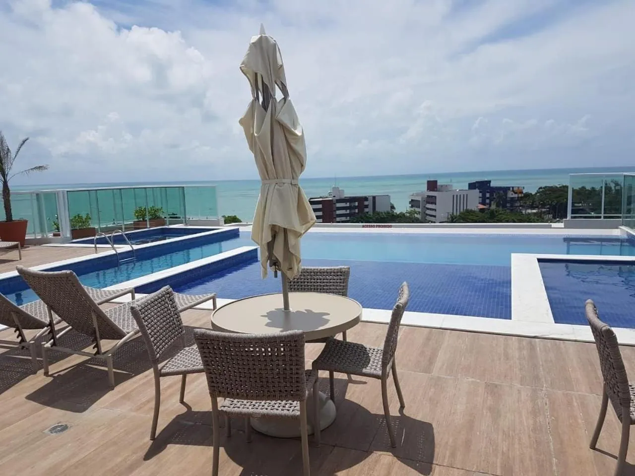 Pool view in Atlântico Norte