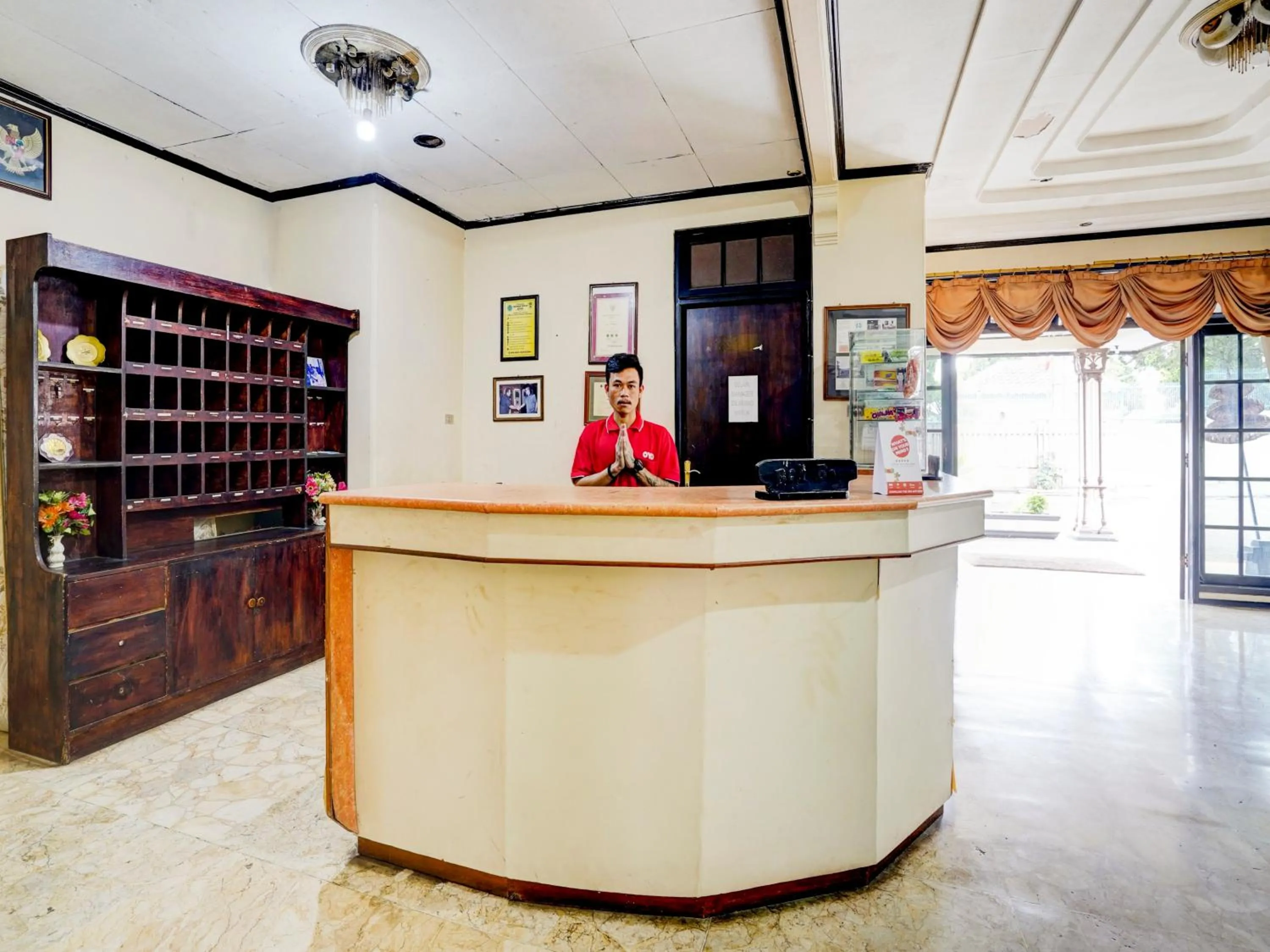 Lobby or reception in Hotel Mataram Cipanas Syariah Mitra RedDoorz