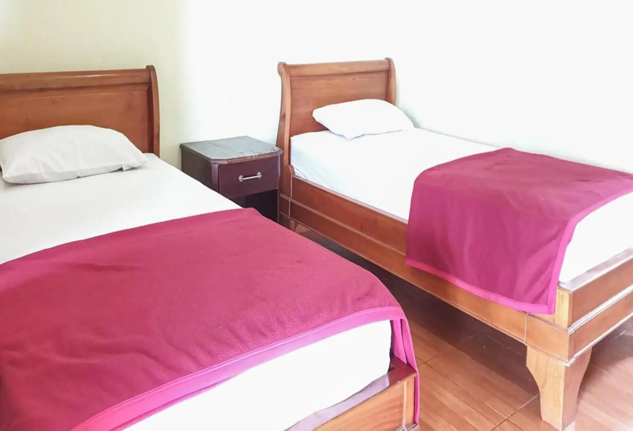 Standard Twin Room in Hotel Mataram Cipanas Syariah Mitra RedDoorz Standard Twin Room in Hotel Mataram Cipanas Syariah Mitra RedDoorz