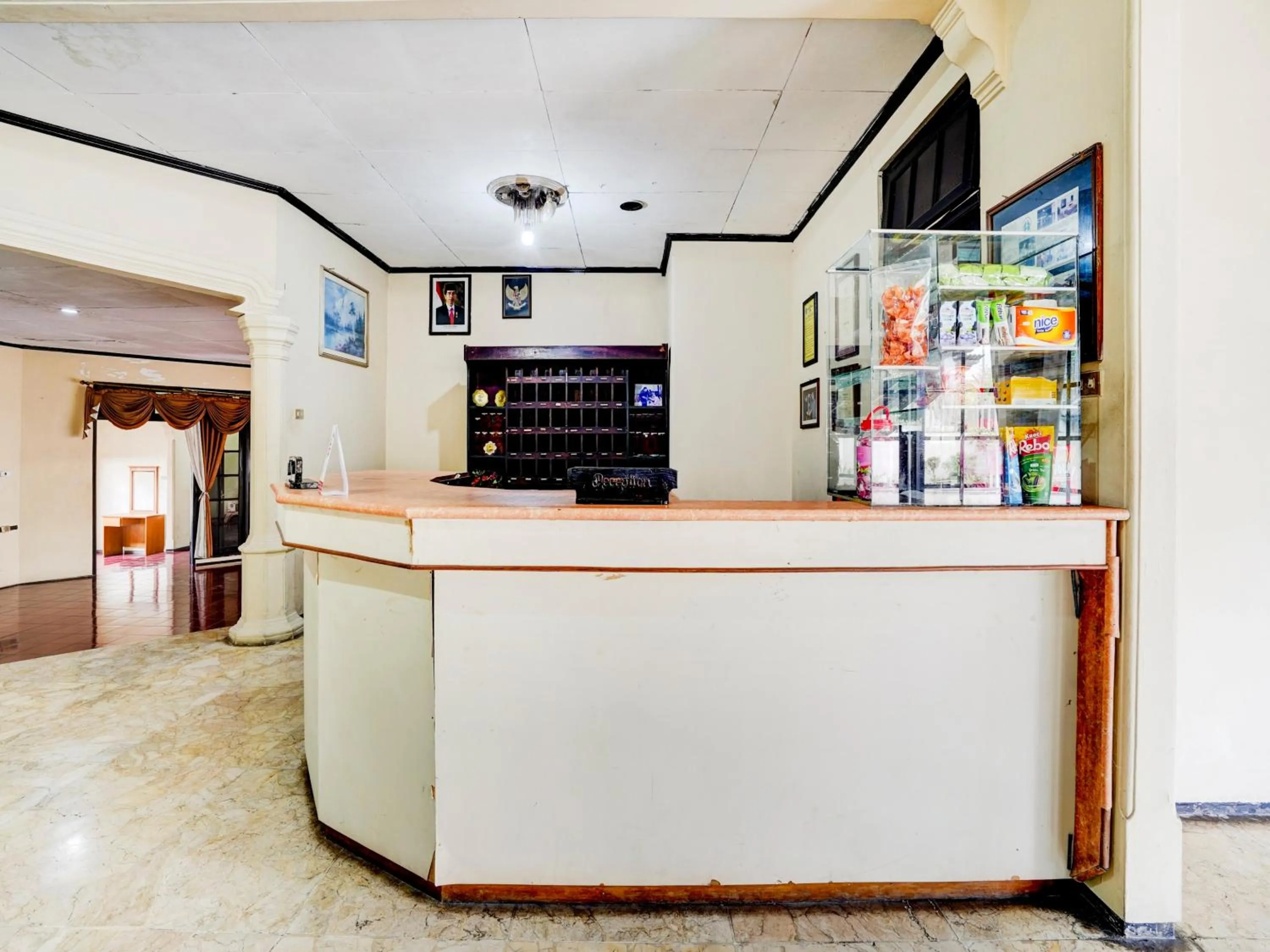 Lobby or reception in Hotel Mataram Cipanas Syariah Mitra RedDoorz