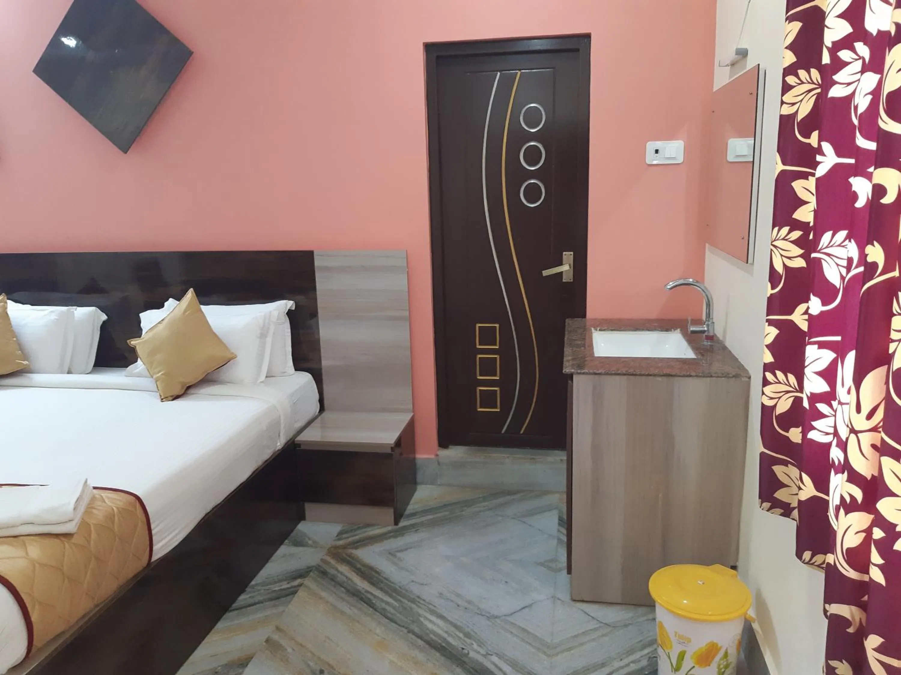 Photo of the whole room, Bed in Devansh Bhanu Residency DBR