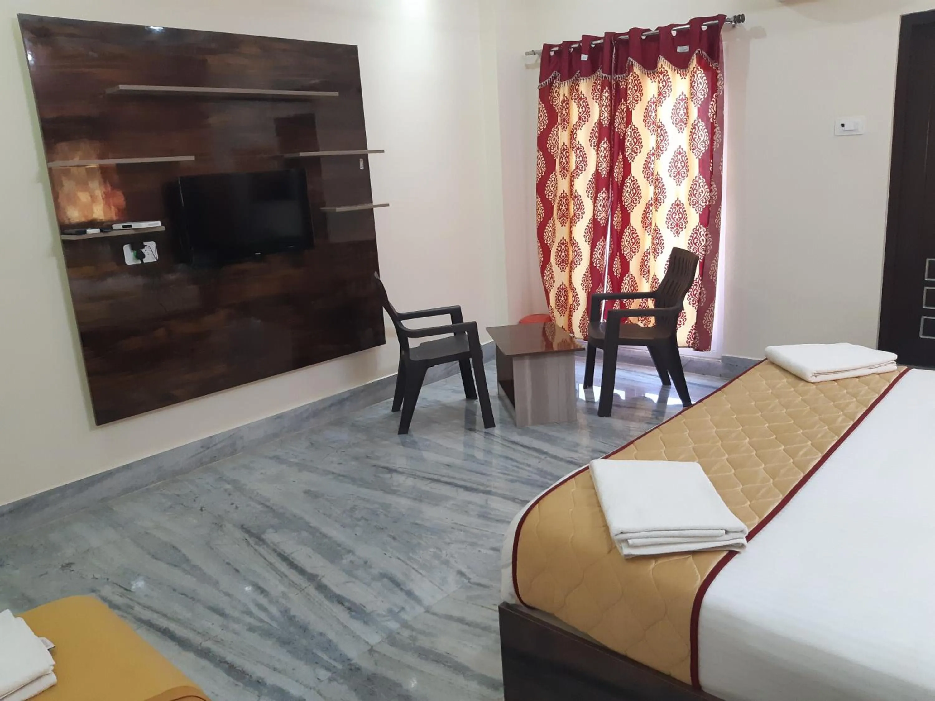 Photo of the whole room, Bed in Devansh Bhanu Residency DBR