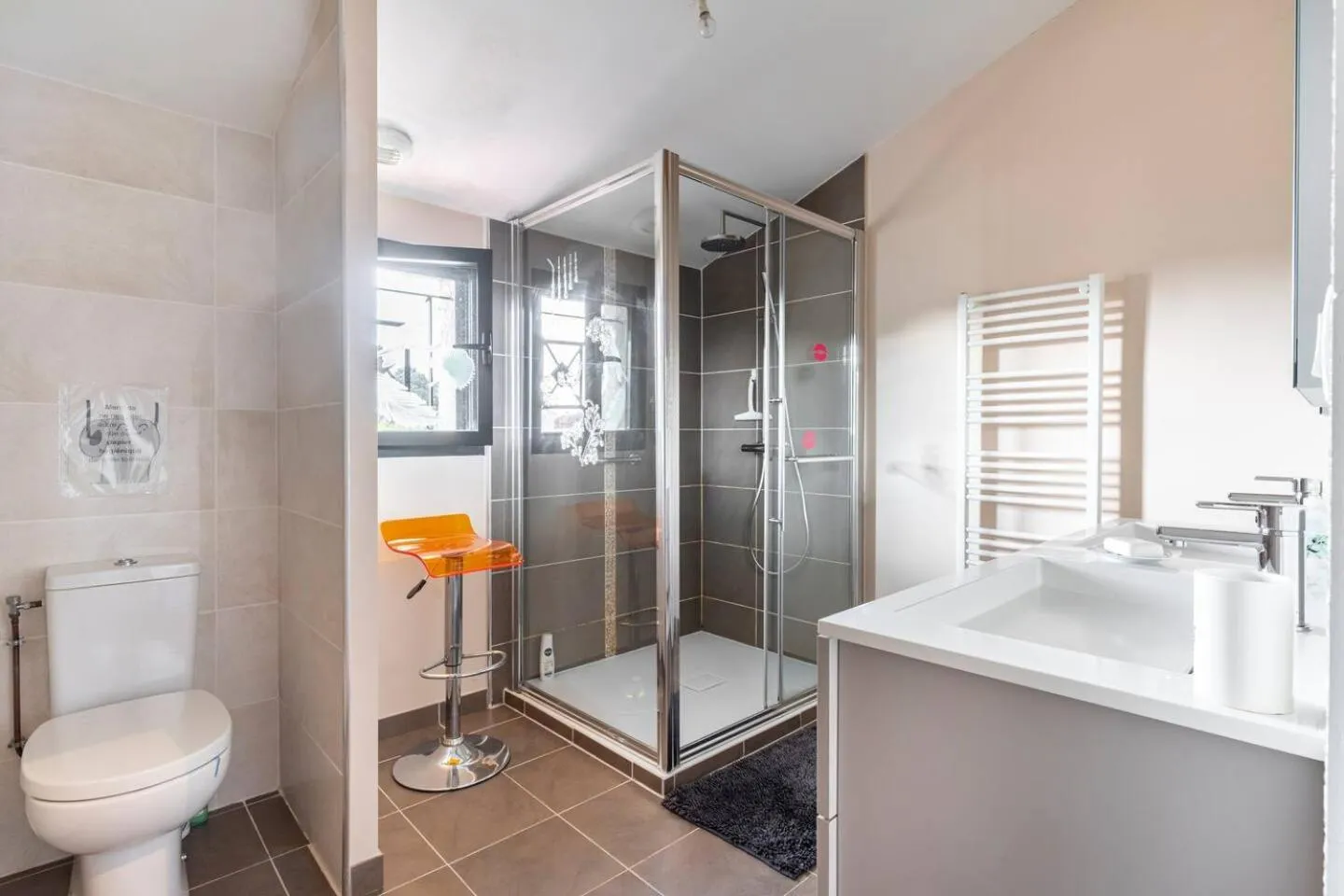 Grande chambre privée avec salle de bain et WC