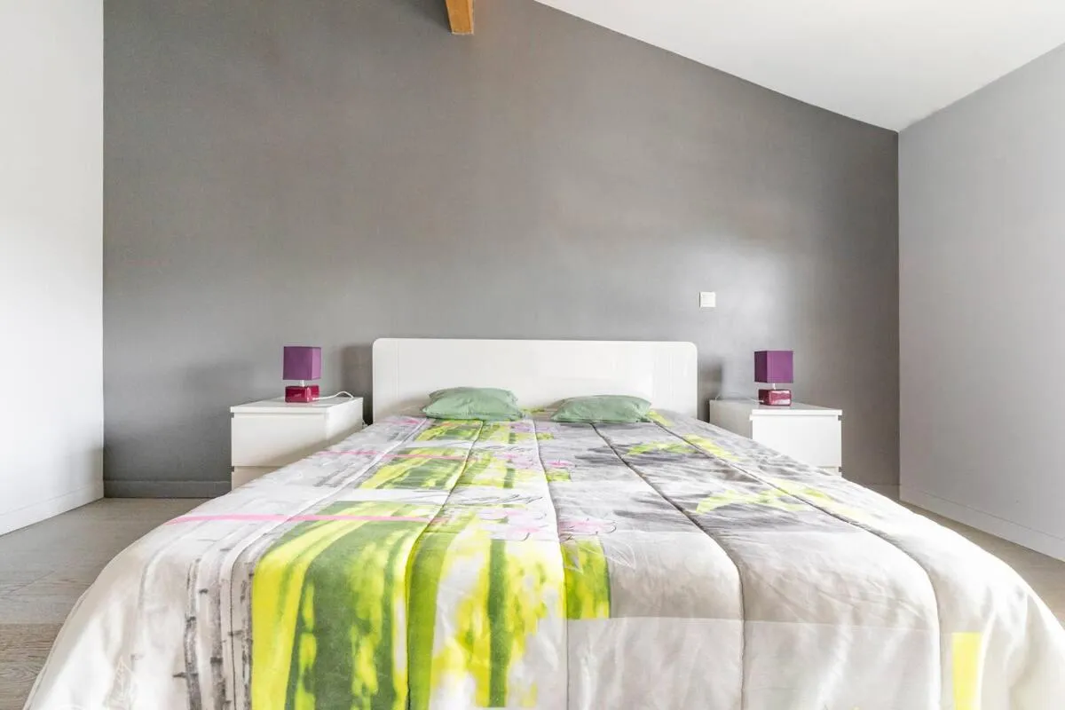 Grande chambre privée avec salle de bain et WC