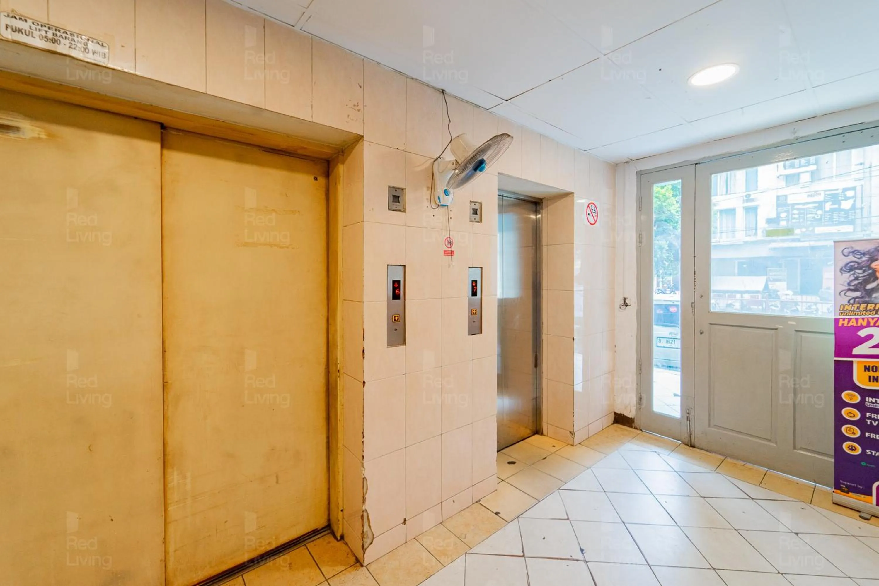 elevator in Apartemen City Park - Rendy Room Tower H18