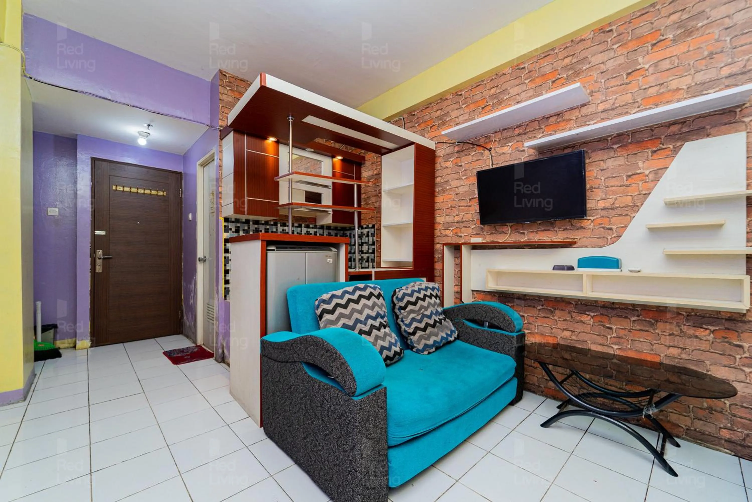 Living room in Apartemen City Park - Rendy Room Tower H18