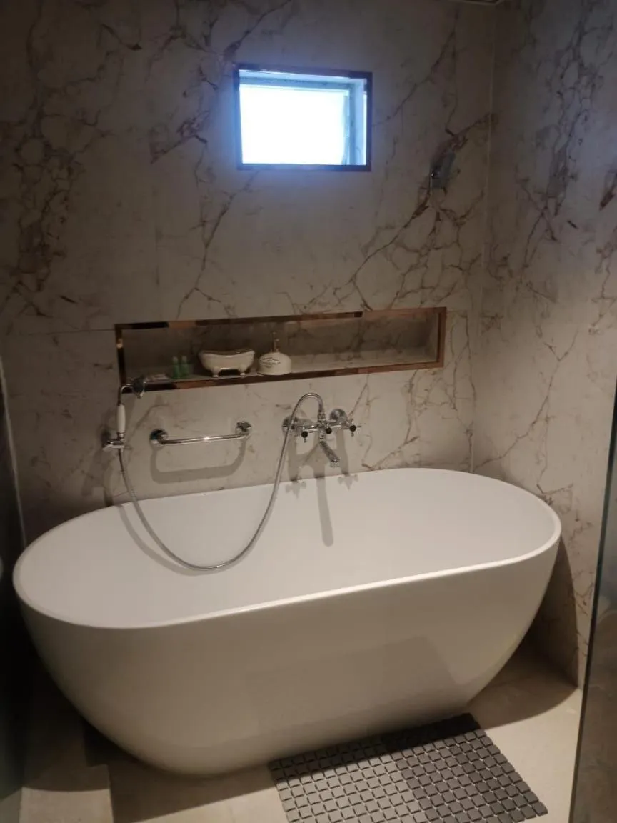 Bath in HOTEL FRIDAY INN