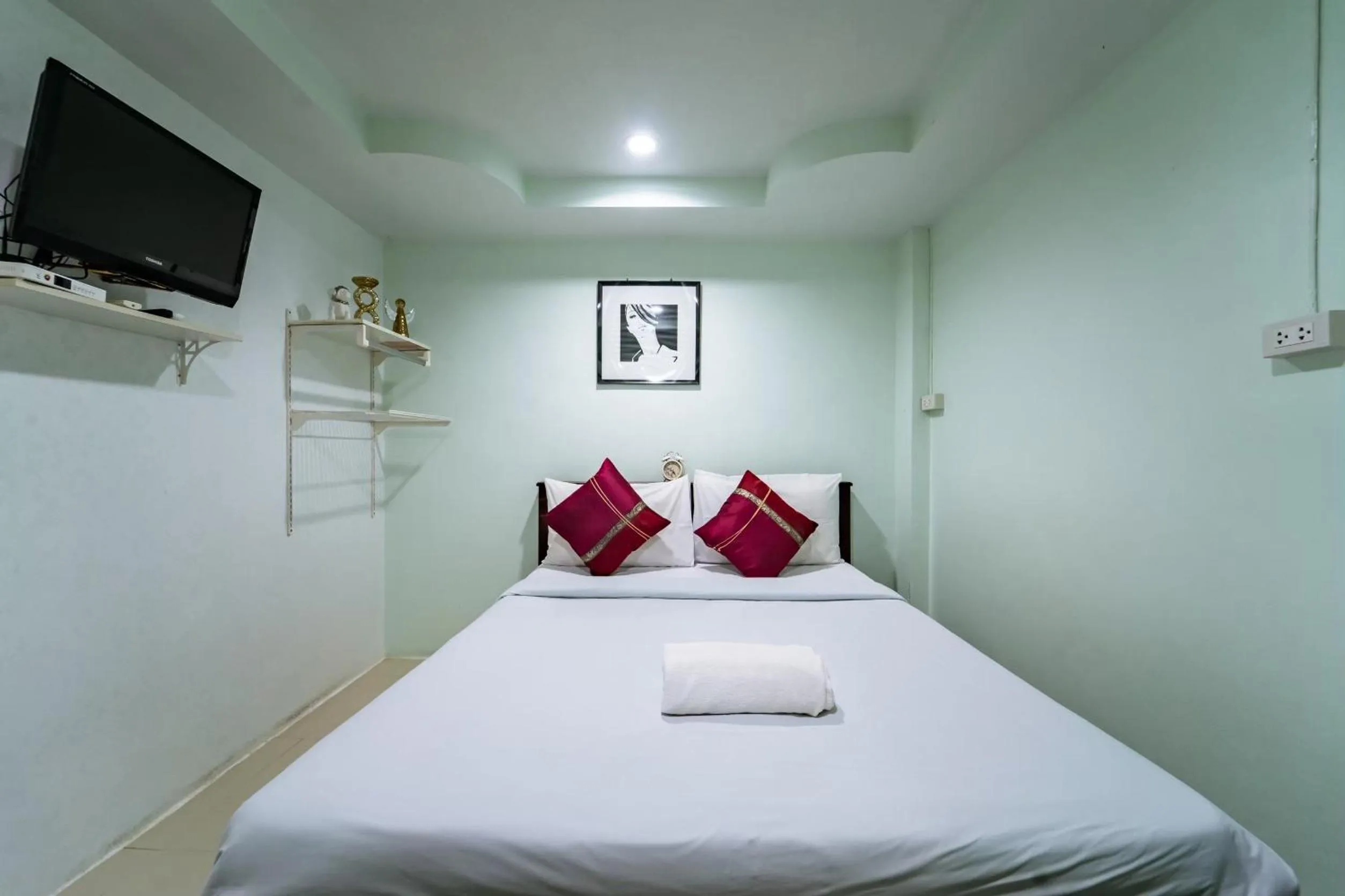 Bedroom in OYO 75377 Check In House