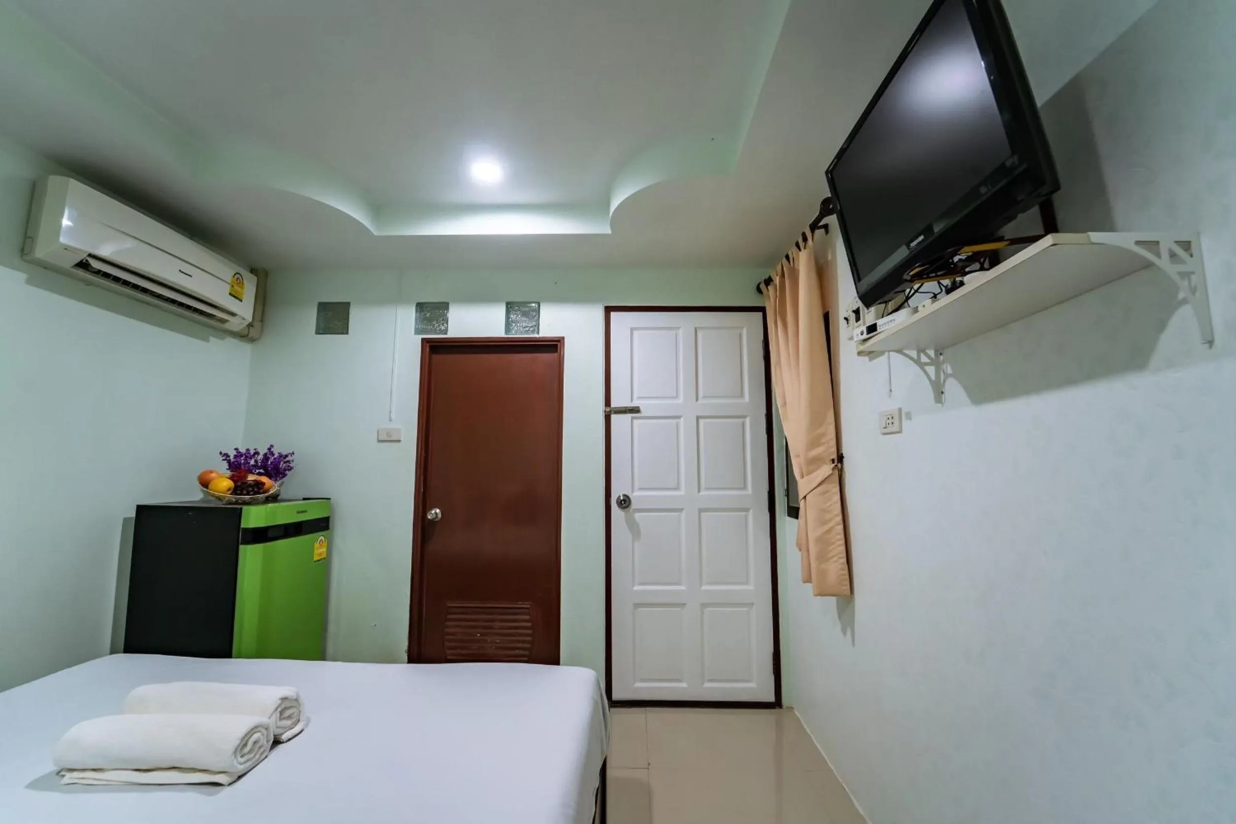 Bedroom in OYO 75377 Check In House