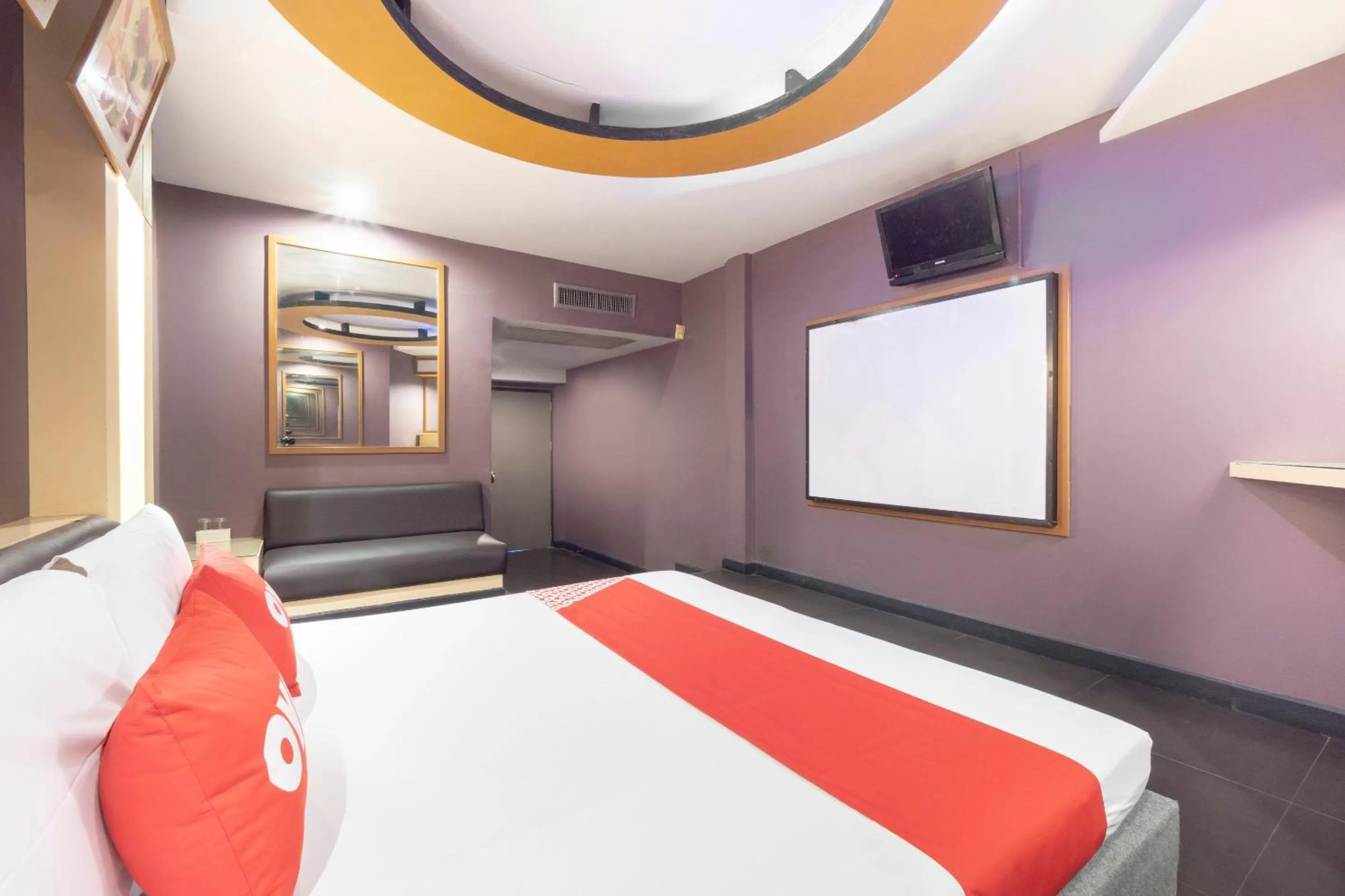 Bedroom, Bed in OYO 75382 Chonburi Hotel