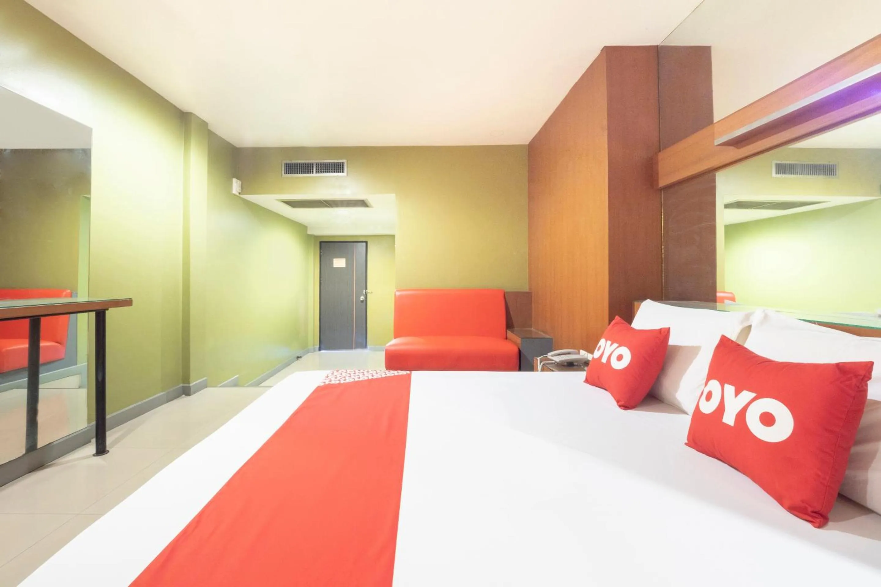 Bedroom, Bed in OYO 75382 Chonburi Hotel