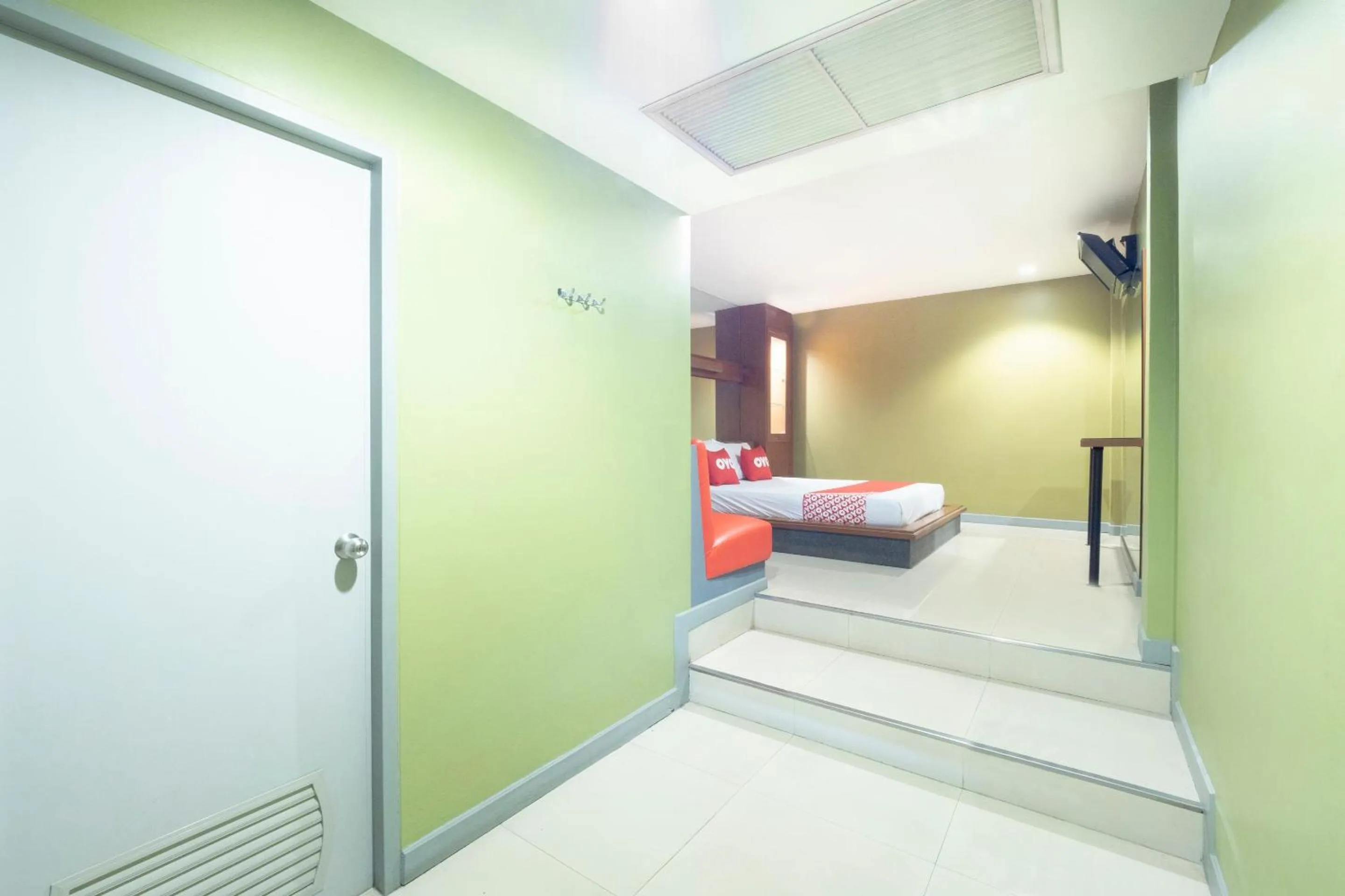 Bedroom, Bed in OYO 75382 Chonburi Hotel