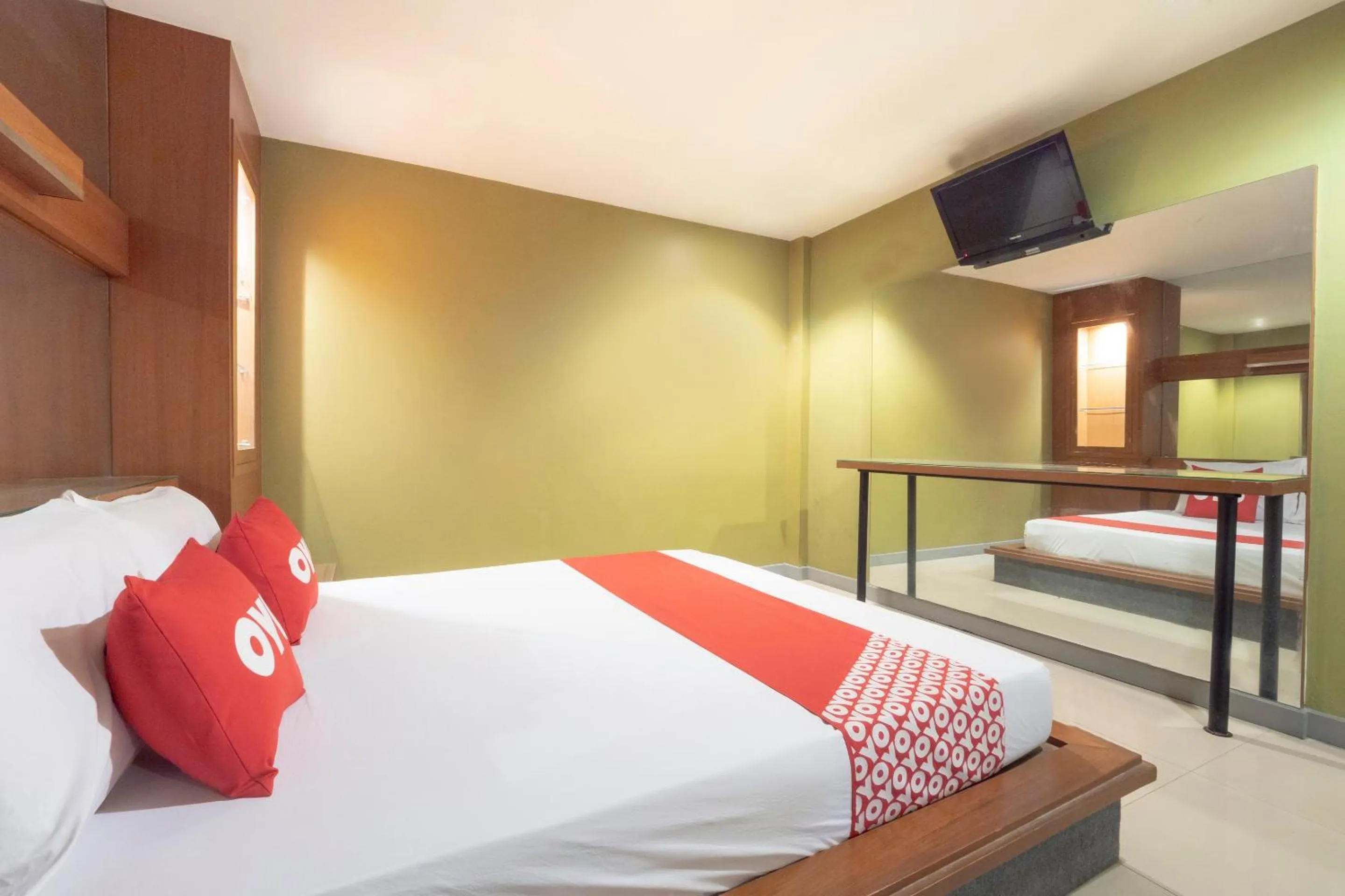 Bedroom, Bed in OYO 75382 Chonburi Hotel