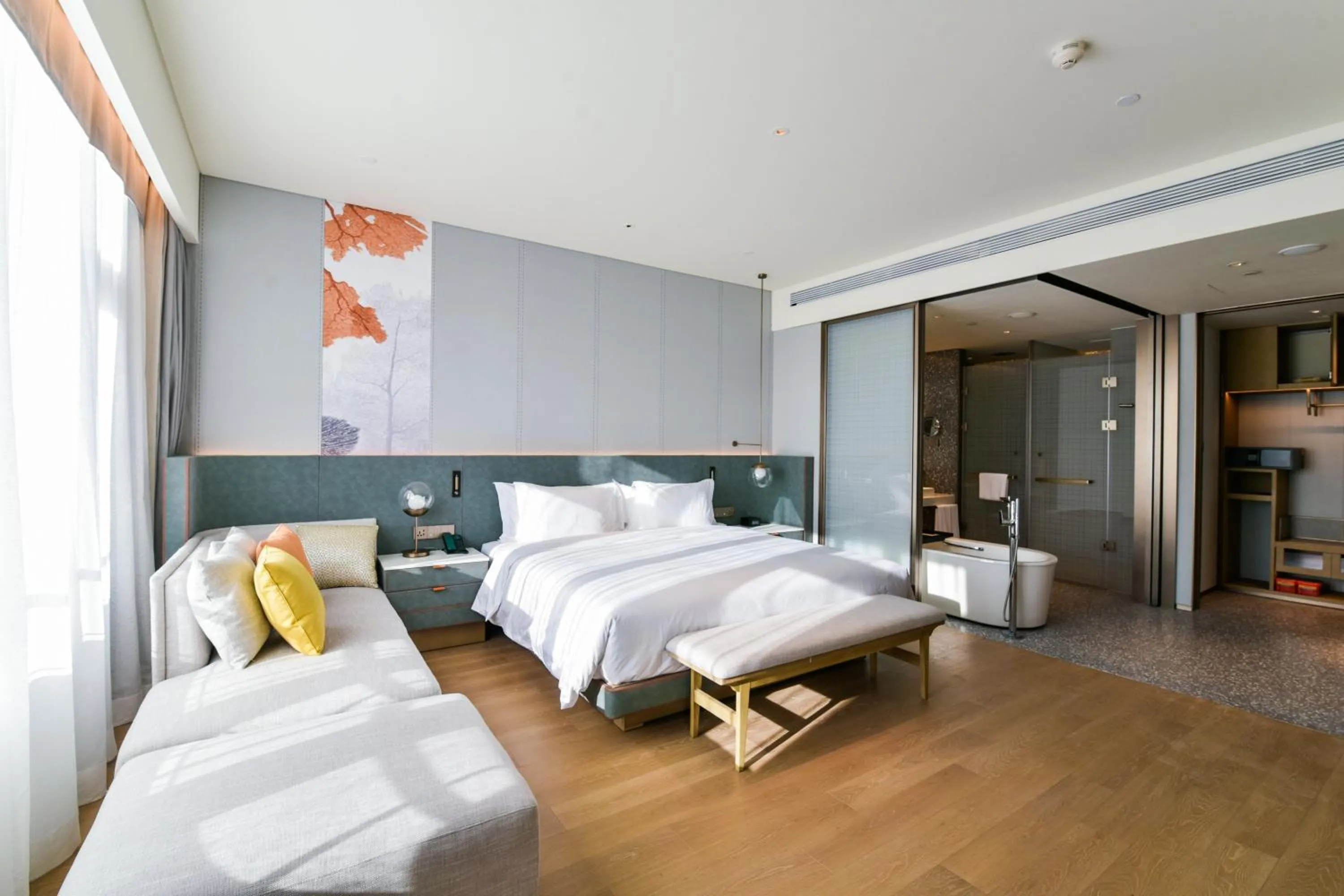 Photo of the whole room, Bed in Crowne Plaza Beijing Badaling by IHG