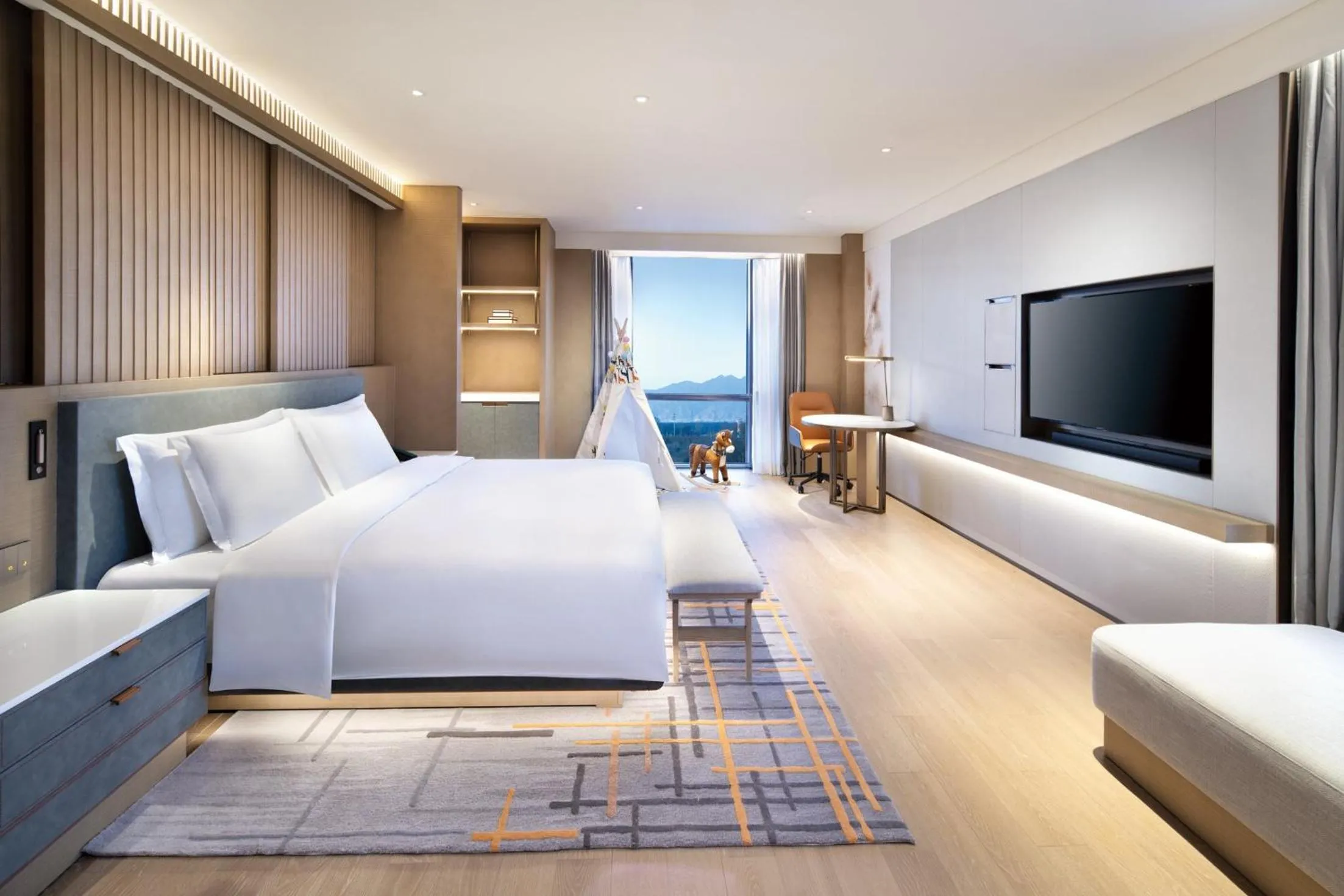 Photo of the whole room, Bed in Crowne Plaza Beijing Badaling by IHG