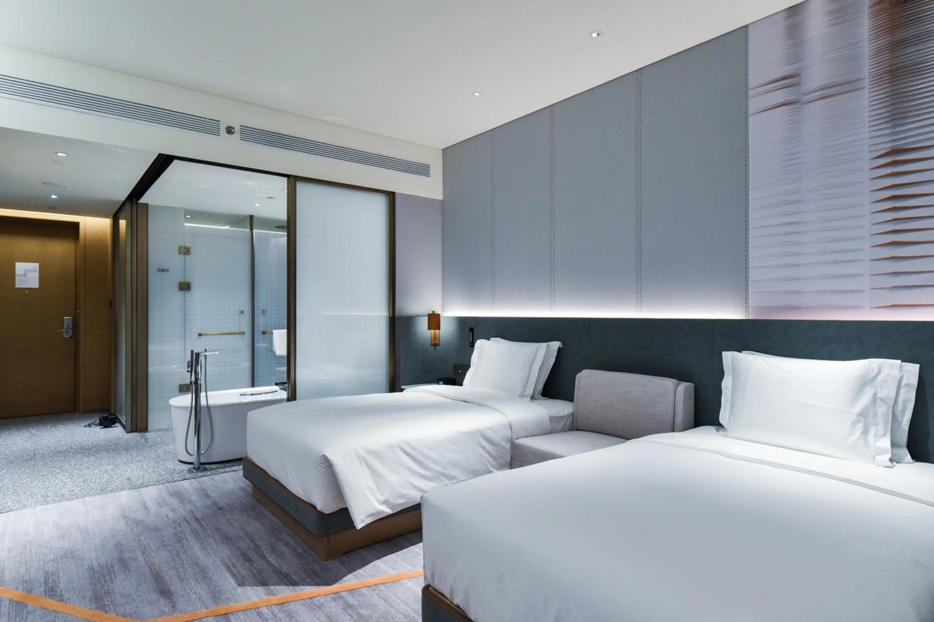 Bed in Crowne Plaza Beijing Badaling by IHG