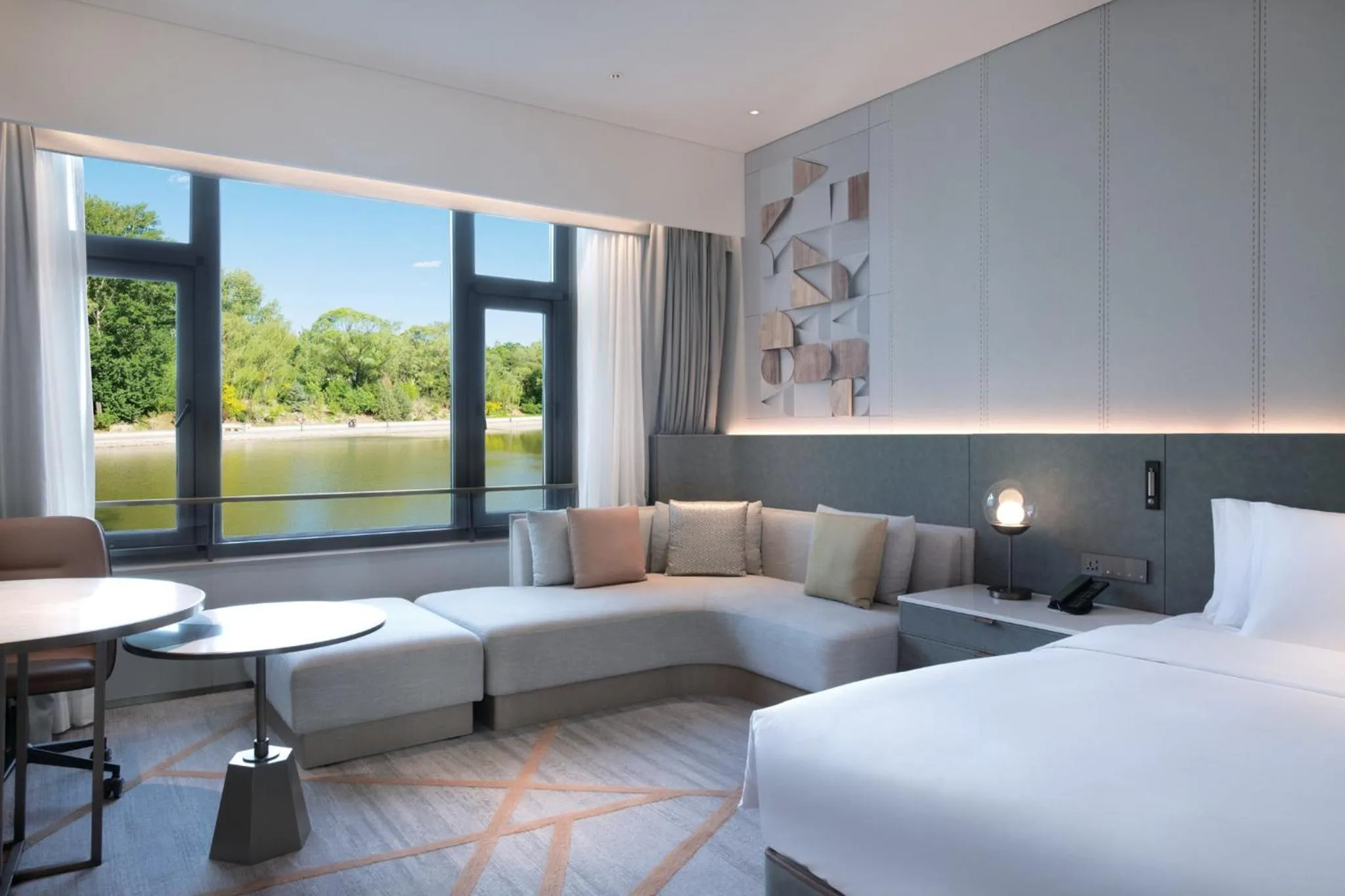 Photo of the whole room, Bed in Crowne Plaza Beijing Badaling by IHG