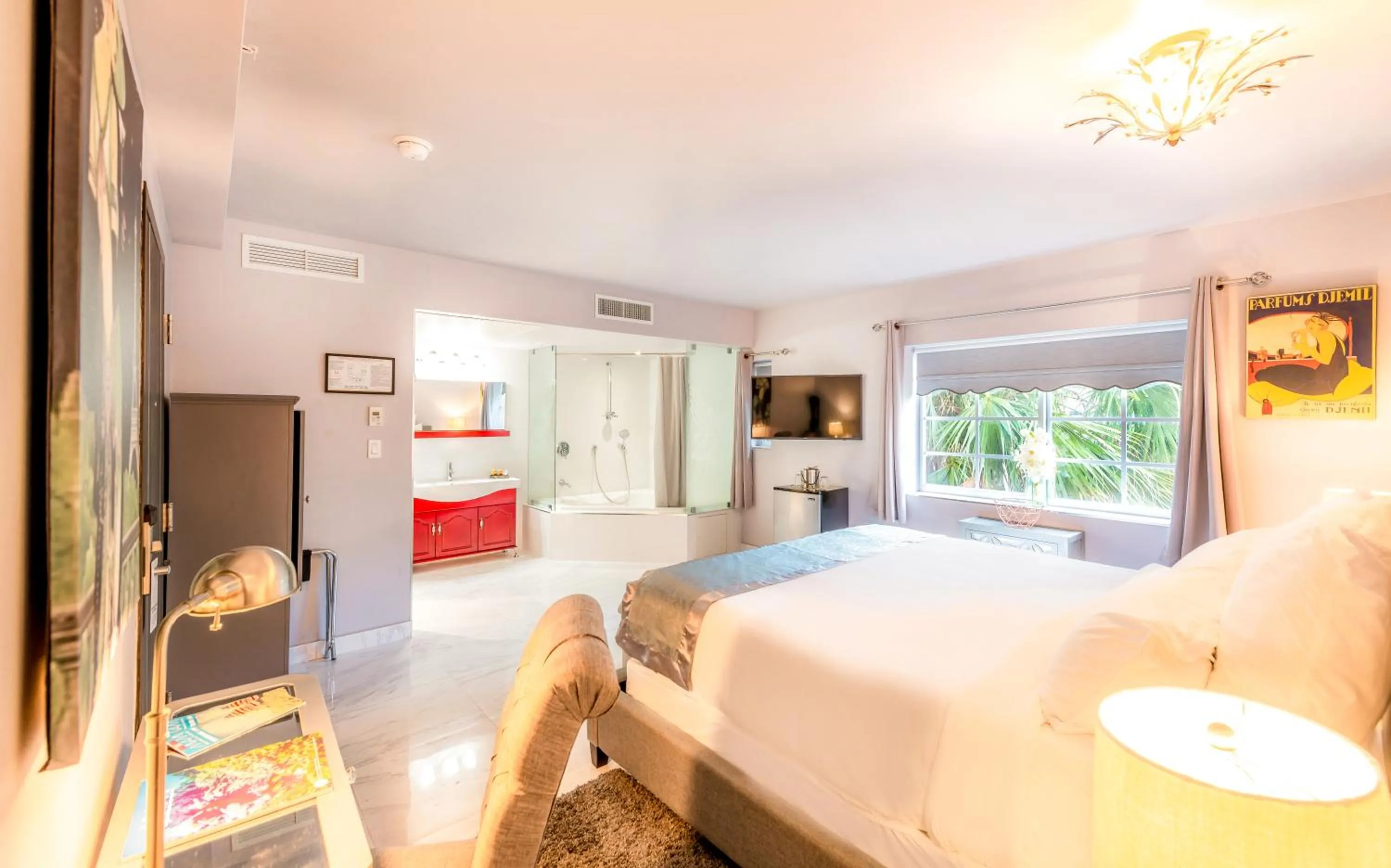 Bathroom, Bed in Secret Garden Miami Beach