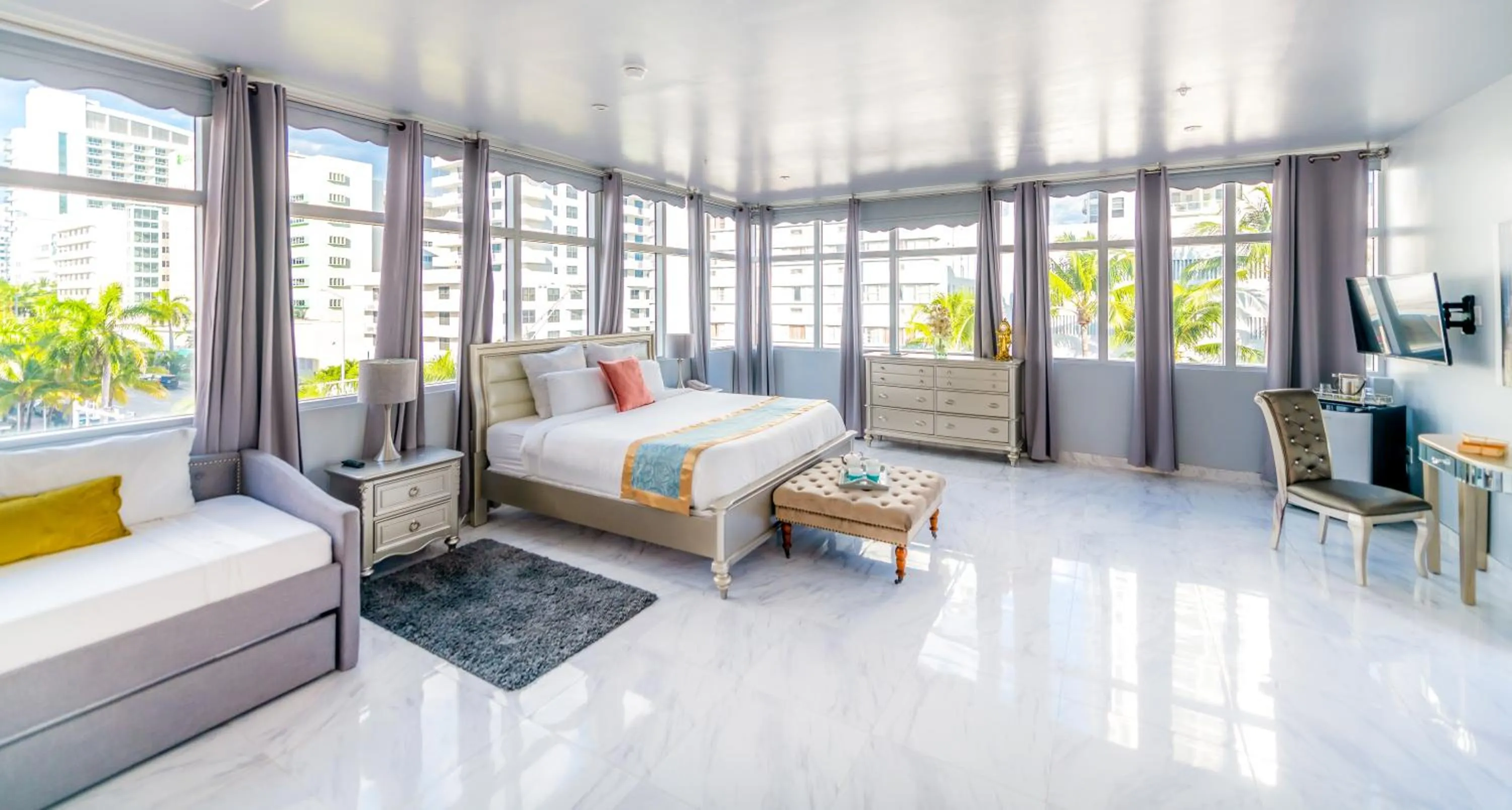 Photo of the whole room, Bed in Secret Garden Miami Beach