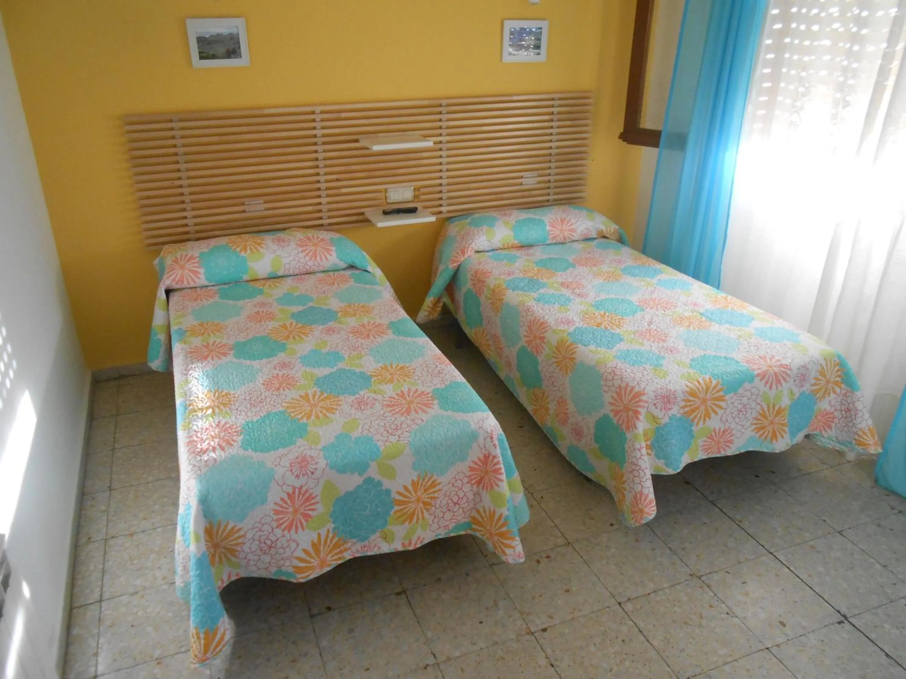 Economy Twin Room in Hostal Avenida